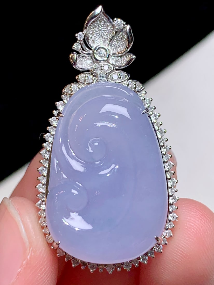 An Exquisite 18k Gold Diamond Inlaid Jadeite Pendant: An Exquisite 18k Gold Diamond Inlaid Jadeite Pendant,Size(Loose Stone):1inx0.7inx0.1in 18k金钻镶嵌翡翠吊坠