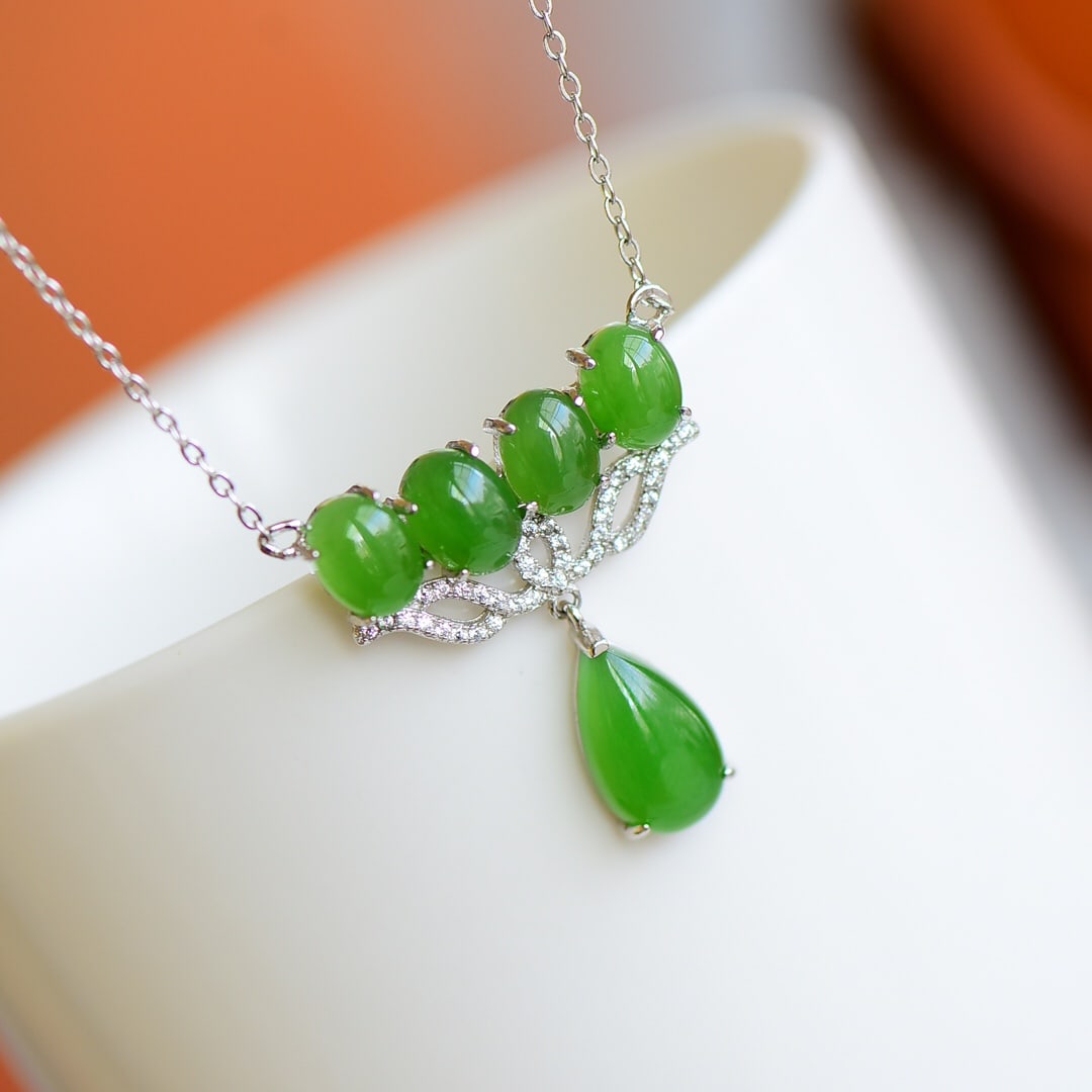 An Exquisite Sterling Silver Inlaid Jasper Pendant,Inlaid Diamond: An Exquisite Sterling Silver Inlaid Jasper Pendant,Inlaid Diamond,Size:0.2inx0.3in 纯银镶碧玉项链,嵌钻石