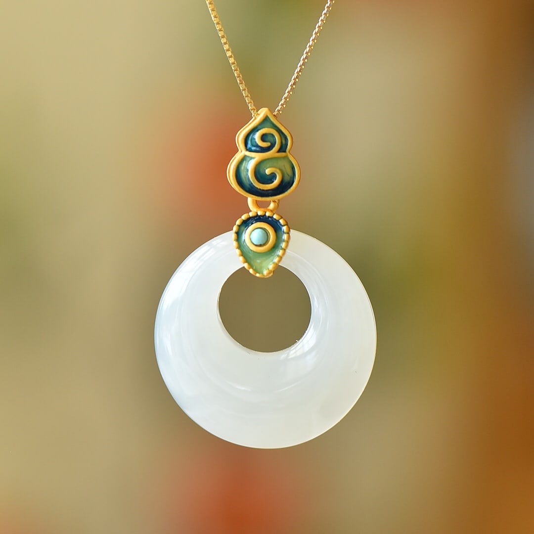 An Exquisite Sterling Silver-Gold Plated Inlaid White Jade Pendant: An Exquisite Sterling Silver-Gold Plated Inlaid White Jade Pendant,Size:1inx1in 纯银镀金镶白玉吊坠