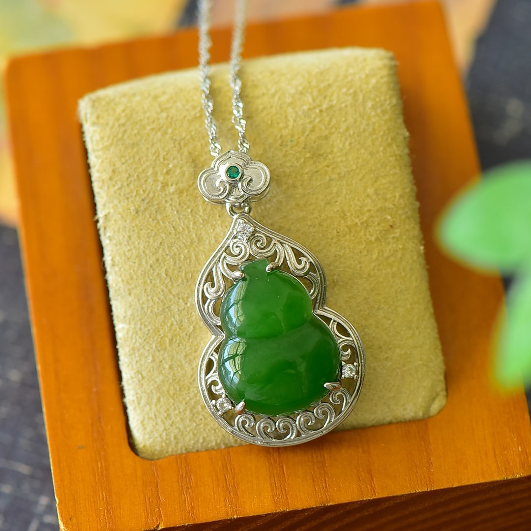 An Exquisite Sterling Silver Inlaid Jasper Necklace,Inlaid Diamond: An Exquisite Sterling Silver Inlaid Jasper Necklace,Inlaid Diamond,Size:0.7inx1.3in 纯银镶碧玉项链,嵌钻石