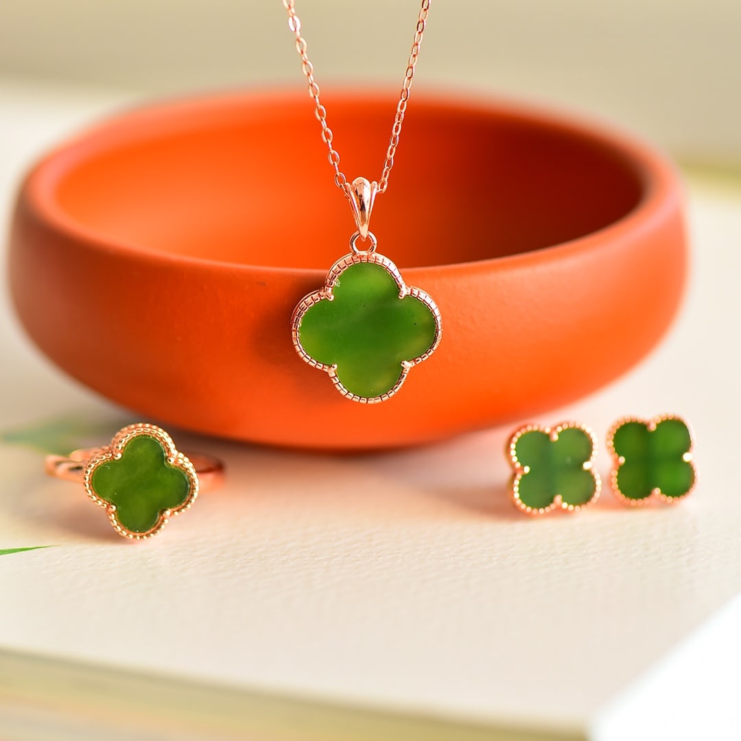 A Set of Fine Sterling Silver-Gold Plated Inlaid Jasper Jewelrys: A Set of Fine Sterling Silver-Gold Plated Inlaid Jasper Jewelrys 一套纯银镀金镶碧玉首饰