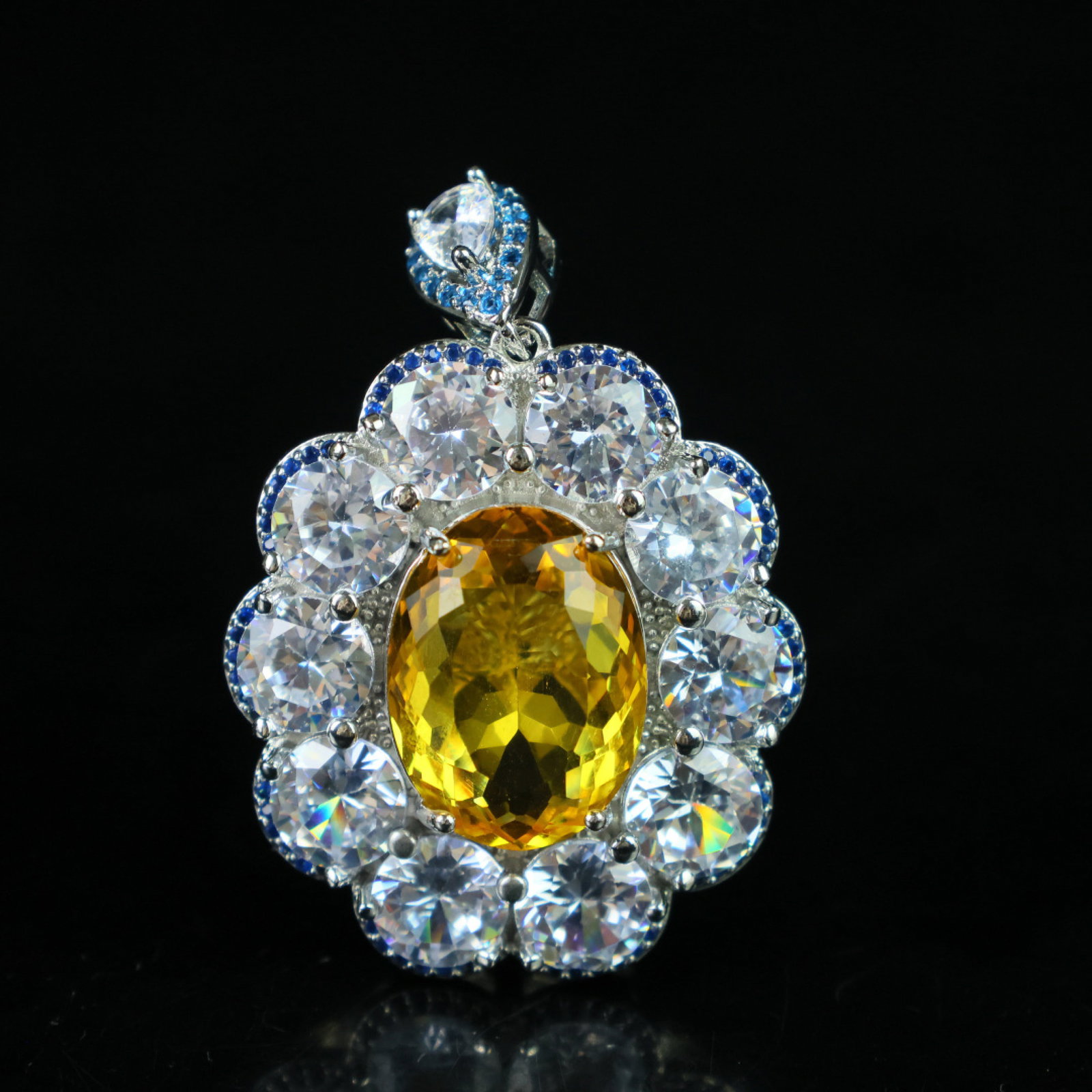 An Exquisite Pendant: An Exquisite Pendant,Size:0.8inx0.6in 一个精美的吊坠