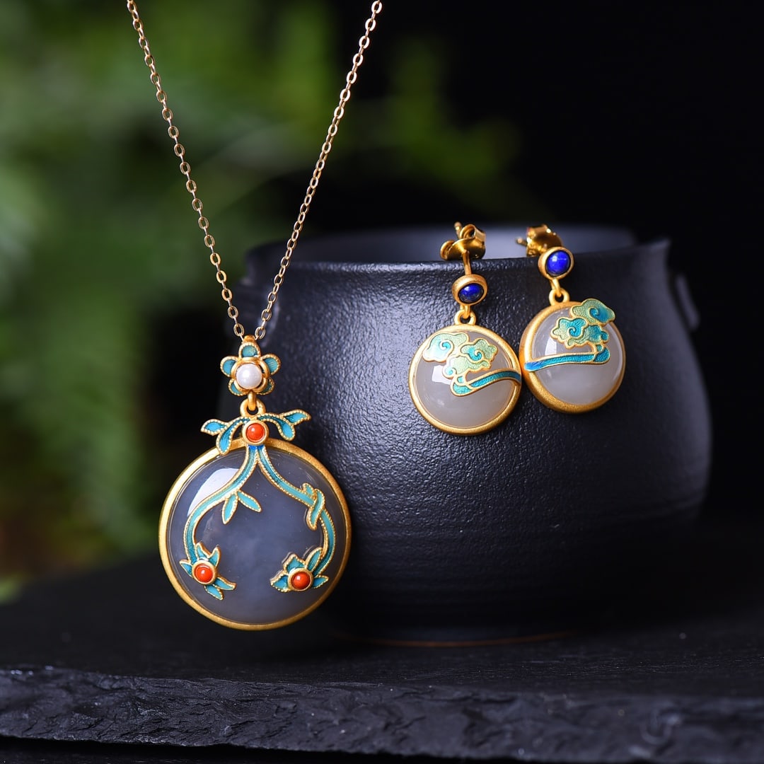 A Set of Fine Sterling Silver-Gold Plated Inlaid White Jade Jewelrys: A Set of Fine Sterling Silver-Gold Plated Inlaid White Jade Jewelrys,Size:(Pendant)0.8inx0.8in,(Earrings)0.5inx0.5in 一套纯银镀金镶白玉首