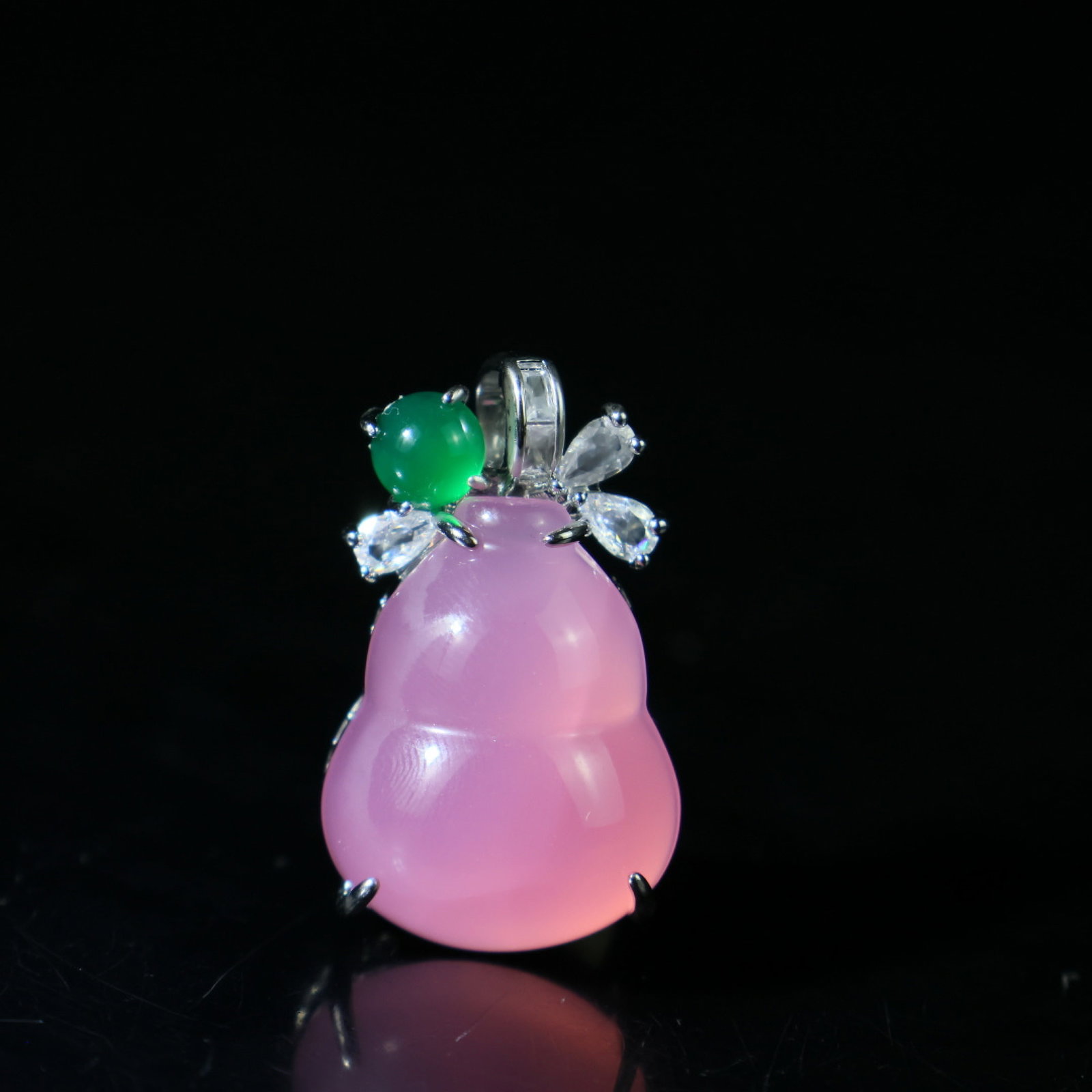 An Exquisite Gourd Pendant: An Exquisite Gourd Pendant,Size:1inx0.8inx0.5in 一个精美的葫芦吊坠