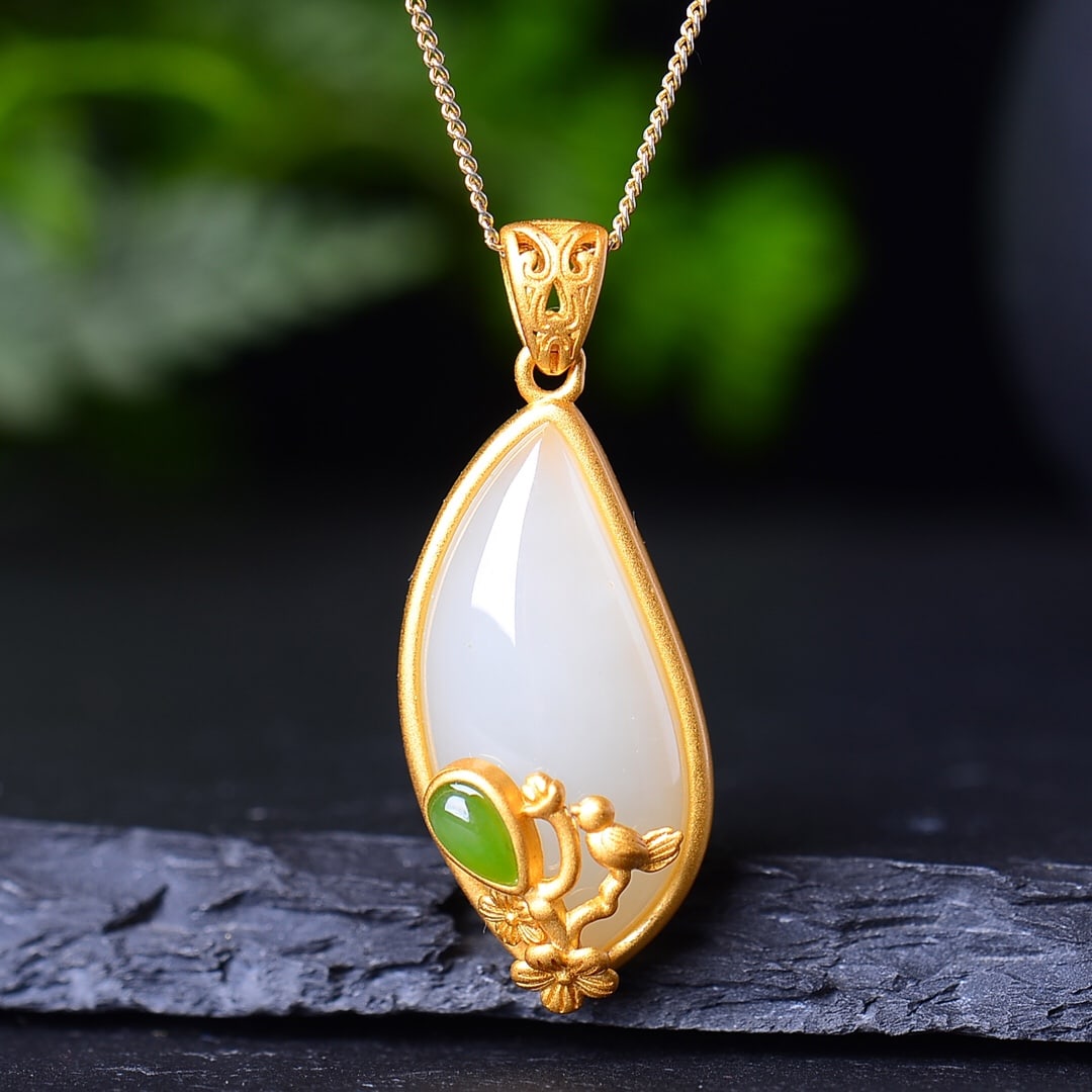 A Set of Fine Sterling Silver-Gold Plated Inlaid White Jade Jewelrys: A Set of Fine Sterling Silver-Gold Plated Inlaid White Jade Jewelrys,Size:(Earrings)0.3inx0.6in,(Pendant)0.4inx1in,(Ring)0.3inx0.6in 一套纯银镀金镶白