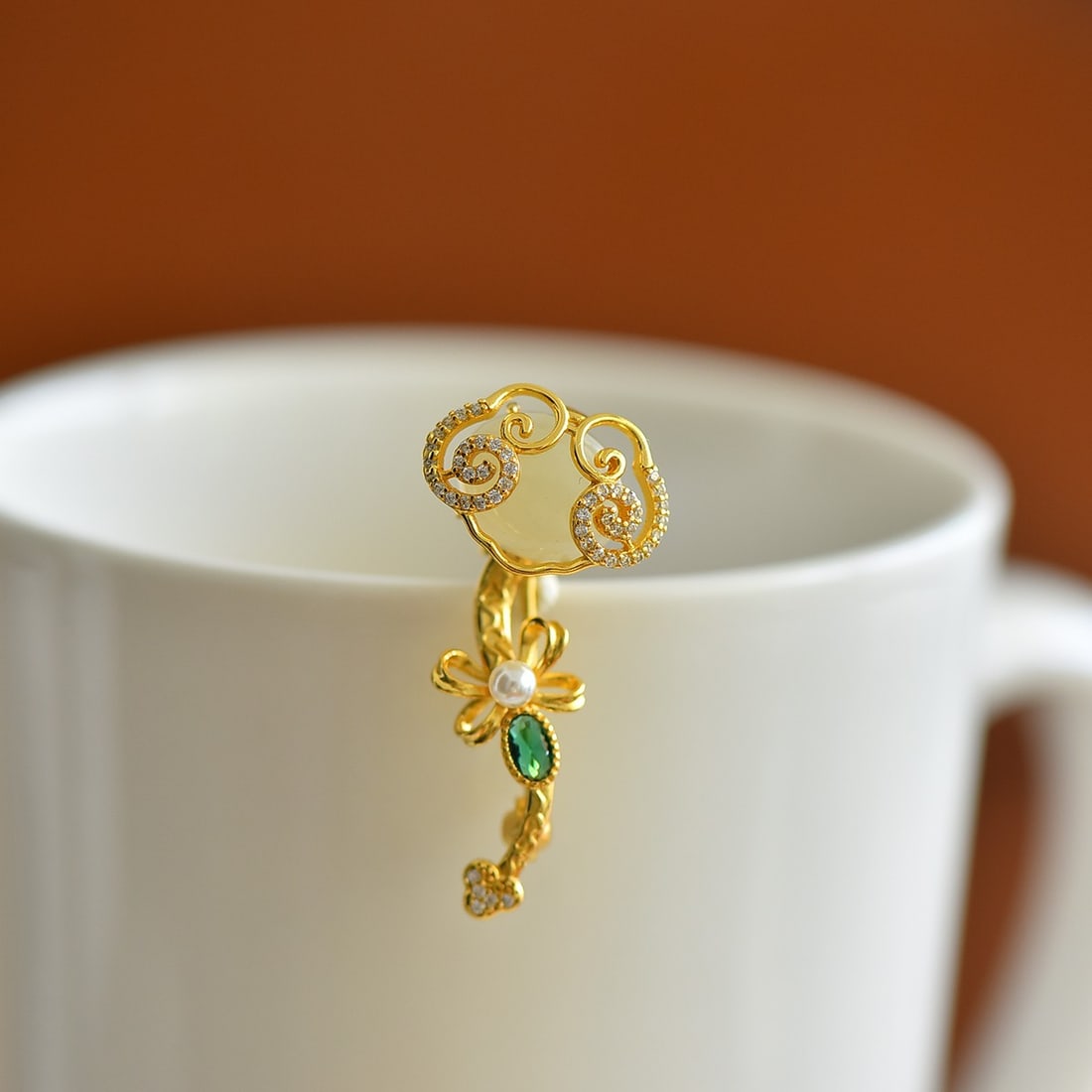 An Exquisite Sterling Silver-Gold Plated Inlaid White Jade Brooch: Sterling Silver-Gold Plated Inlaid White Jade Brooch , Size :0.4inx0.5in 纯银镀金镶白玉胸针,尺寸:0.4inx0.5in