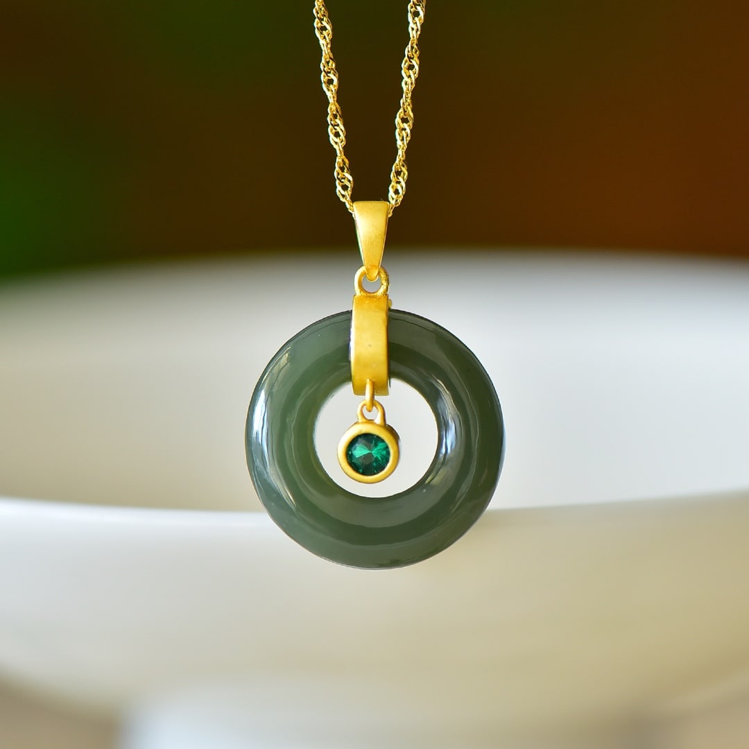 An Exquisite Sterling Silver-Gold Plated Inlaid Jasper Pendant: An Exquisite Sterling Silver-Gold Plated Inlaid Jasper Pendant,Size:0.8inx0.8in 纯银镀金镶碧玉吊坠