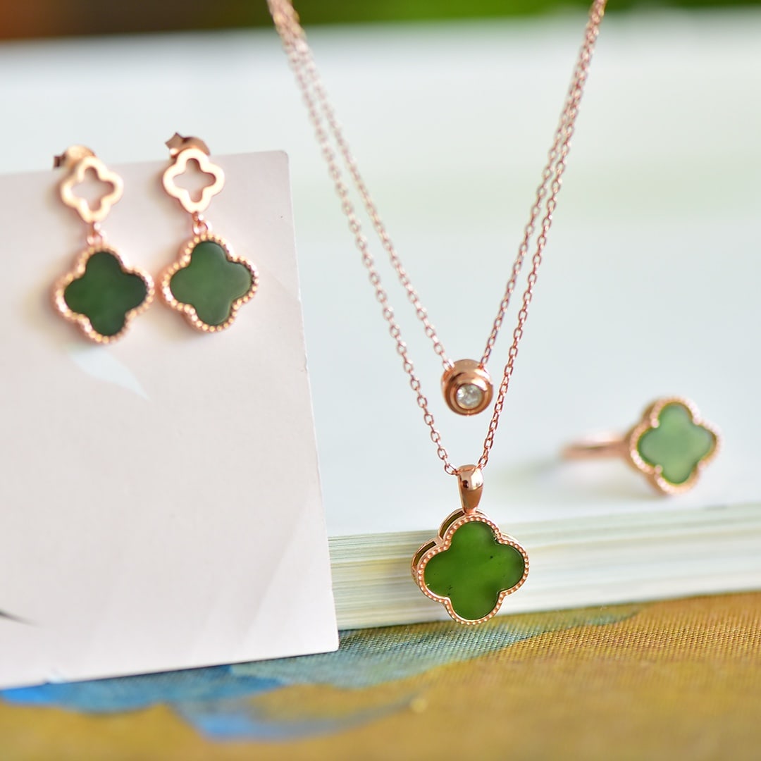 A Set of Fine Sterling Silver-Gold Plated Inlaid Jasper Jewelrys: A Set of Fine Sterling Silver-Gold Plated Inlaid Jasper Jewelrys 一套纯银镀金镶碧玉首饰