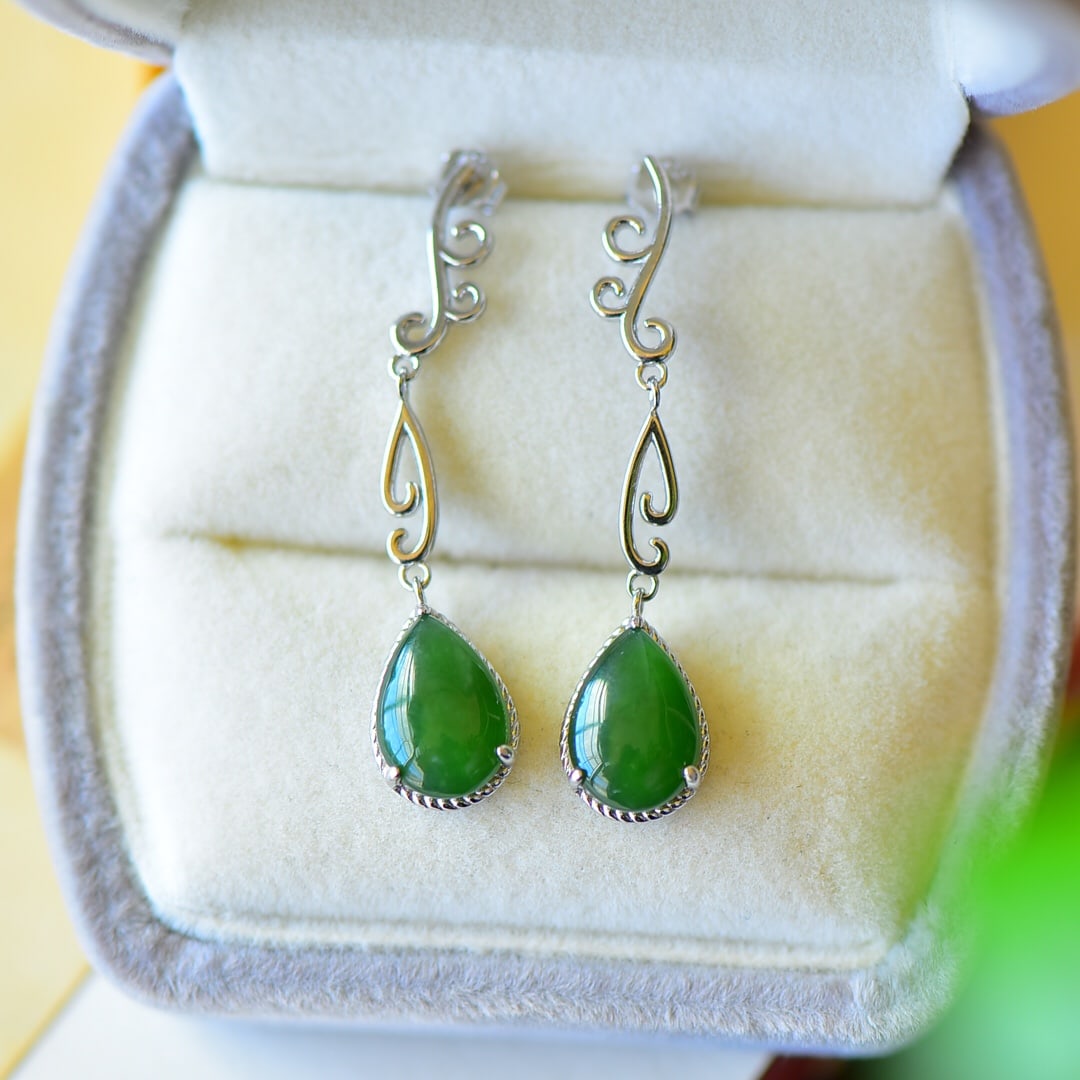 A Pair of Exquisite Sterling Silver Inlaid Jasper Earrings: A Pair of Exquisite Sterling Silver Inlaid Jasper Earrings,Size:0.4inx1.7in 一对纯银镶碧玉耳环