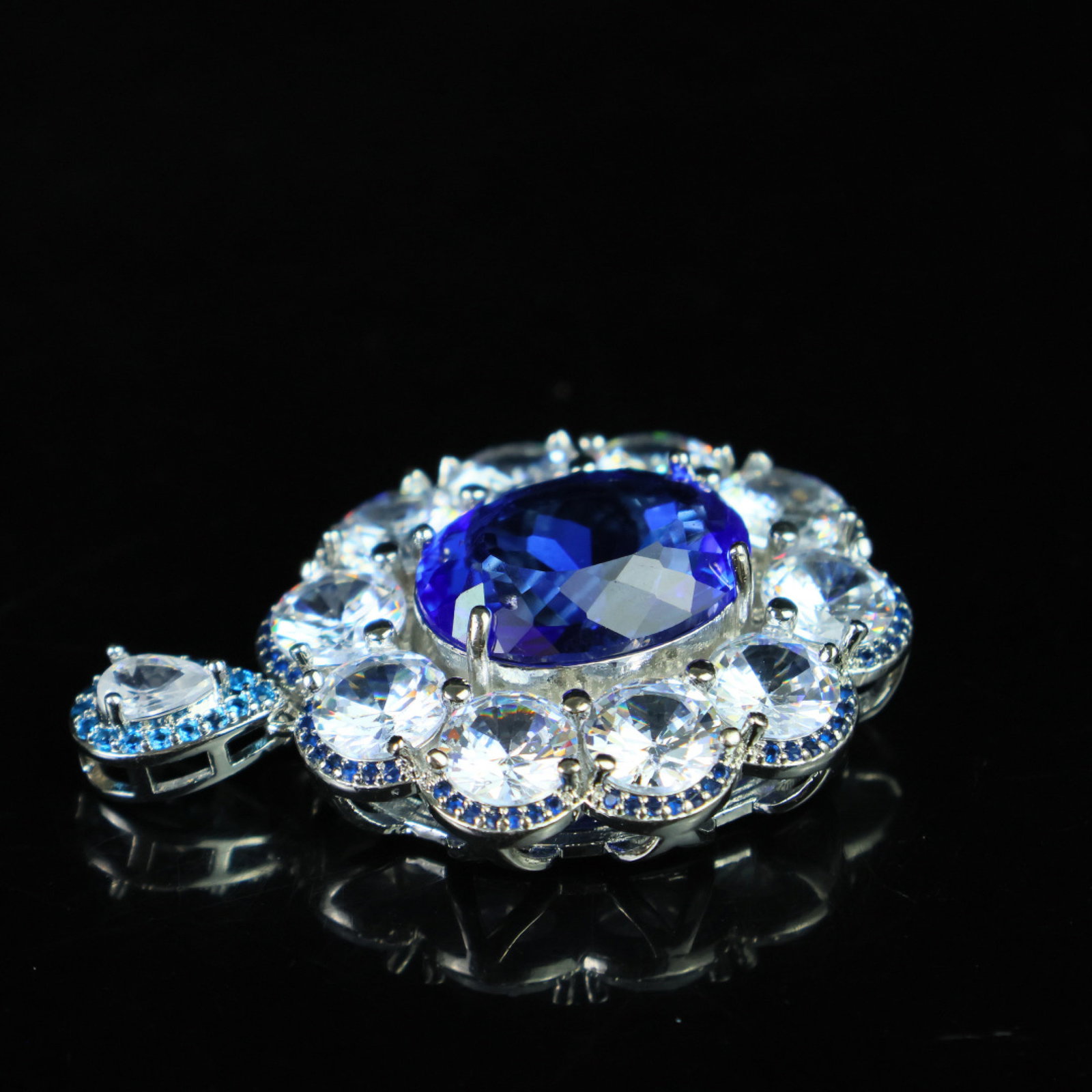 An Exquisite Pendant - 7