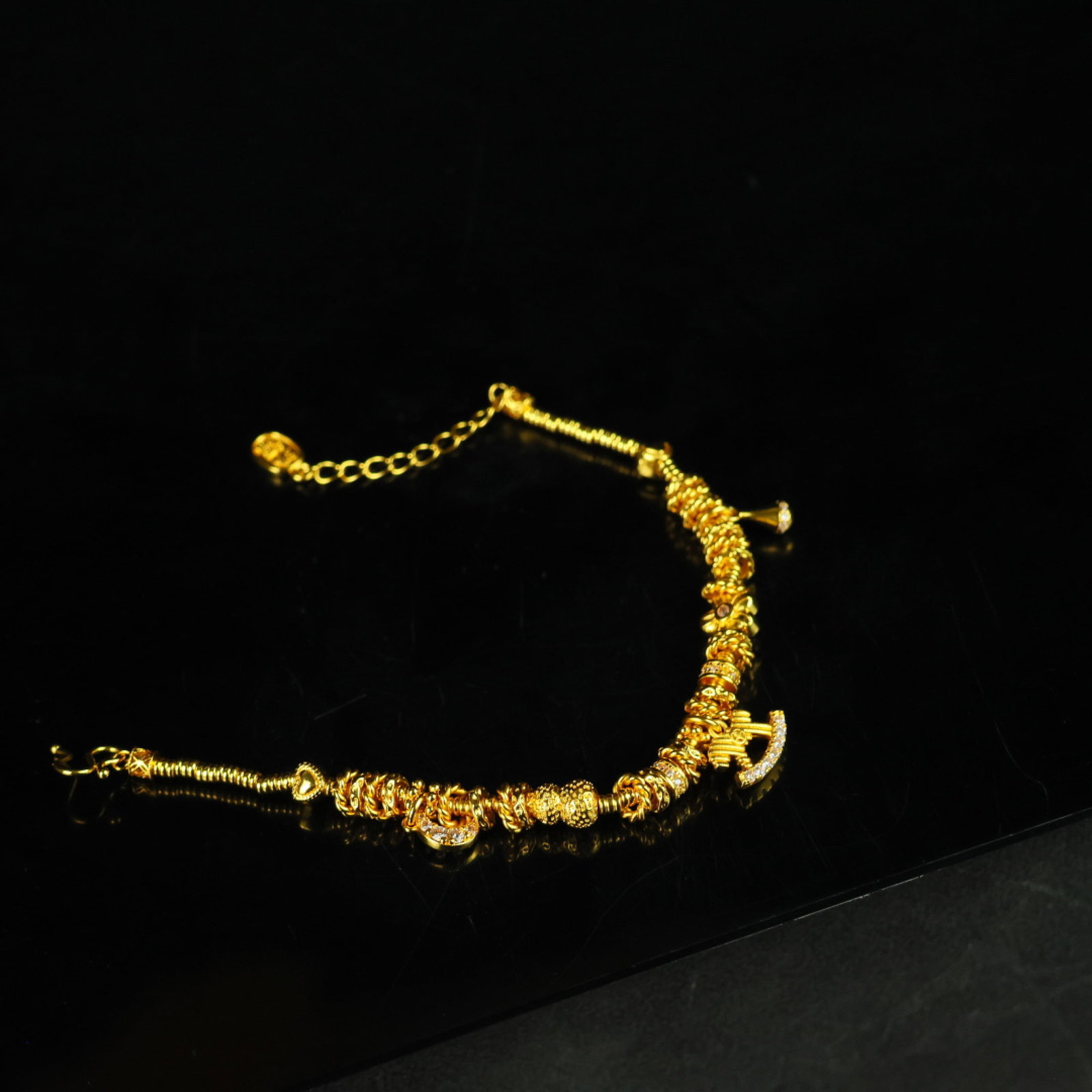 An Exquisite Bracelet: An Exquisite Bracelet 一个精美的手链