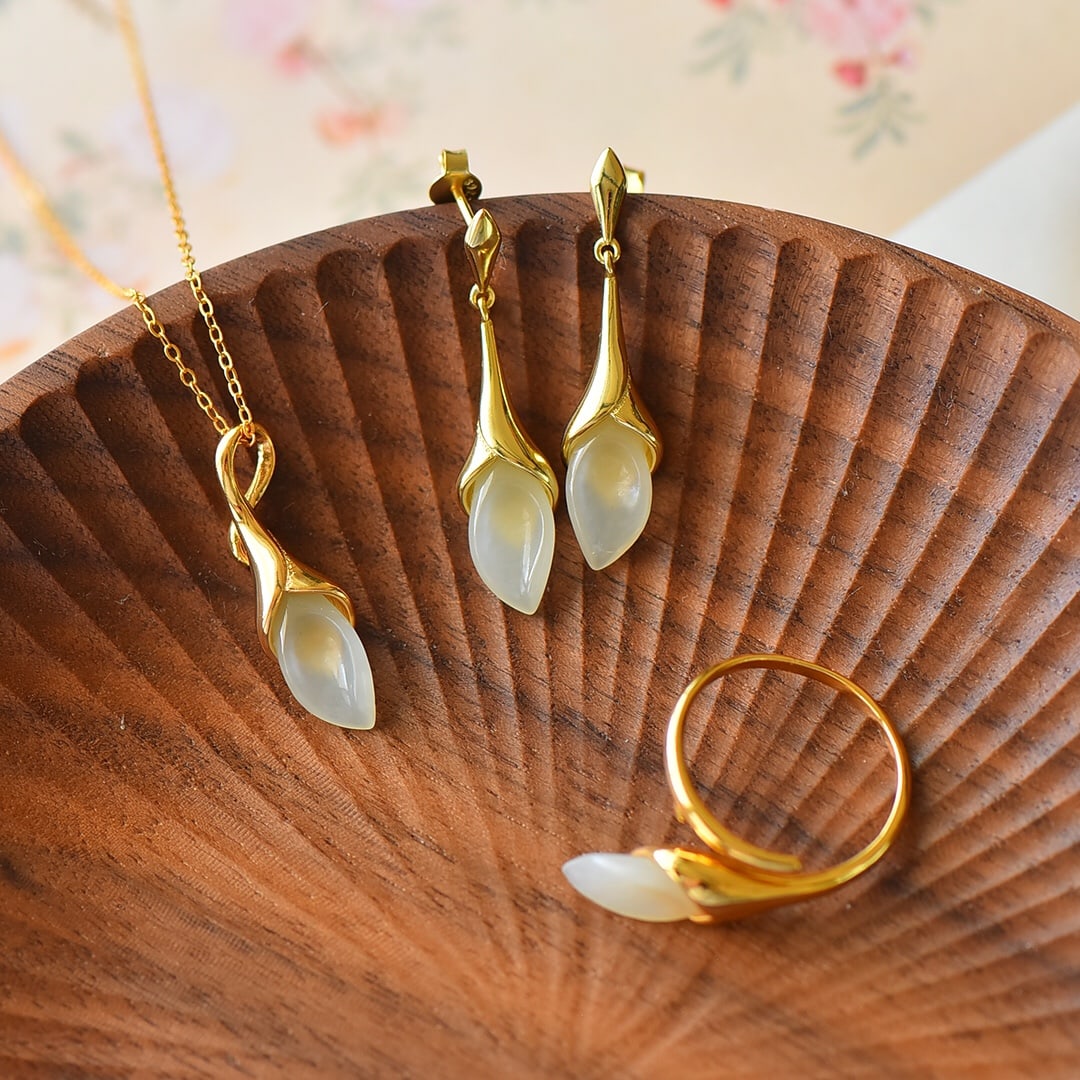 A Set of Fine Sterling Silver-Gold Plated Inlaid White Jade Jewelrys: A Set of Fine Sterling Silver-Gold Plated Inlaid White Jade Jewelrys,Size:(Pendant)0.3inx0.6in,(Earrings)0.3inx0.6in,(Bracelet)0.3inx0.6in 一套纯银镀金镶į