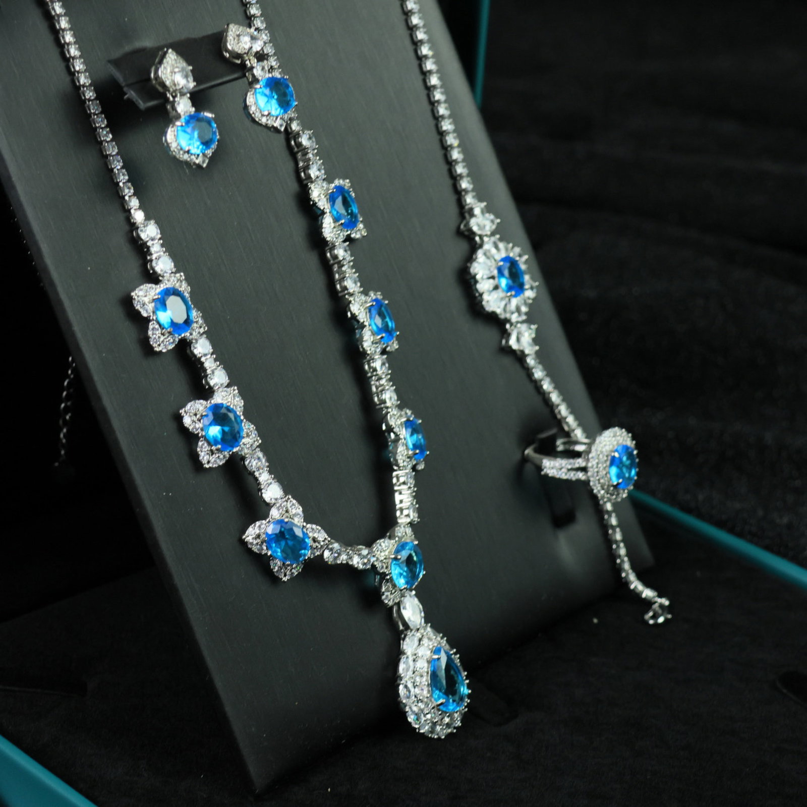 A Set of Fine Jewelry: A Set of Fine Jewelry 一套精美的首饰