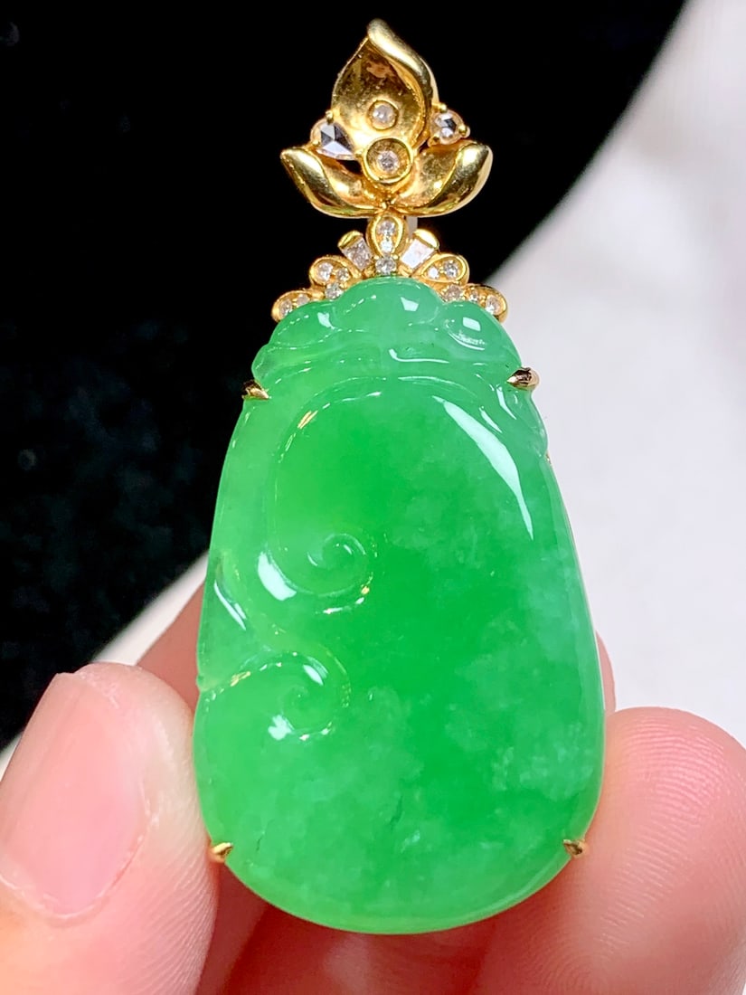 An Exquisite 18k Gold Diamond Inlaid Jadeite Pendant: An Exquisite 18k Gold Diamond Inlaid Jadeite Pendant,Size(Loose Stone):1.3inx0.8inx0.2in 18k金钻镶嵌翡翠吊坠