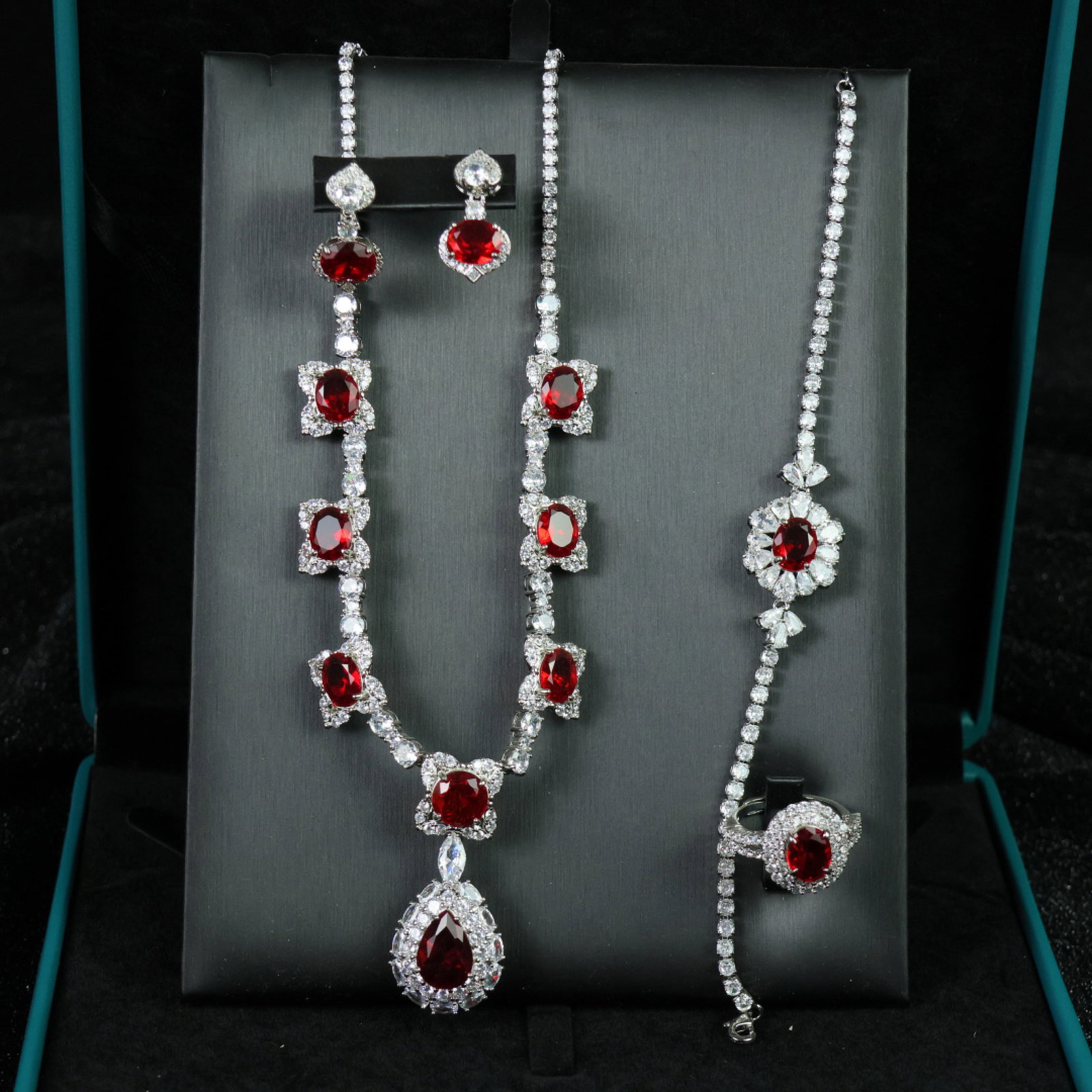A Set of Fine Jewelry: A Set of Fine Jewelry 一套精美的首饰