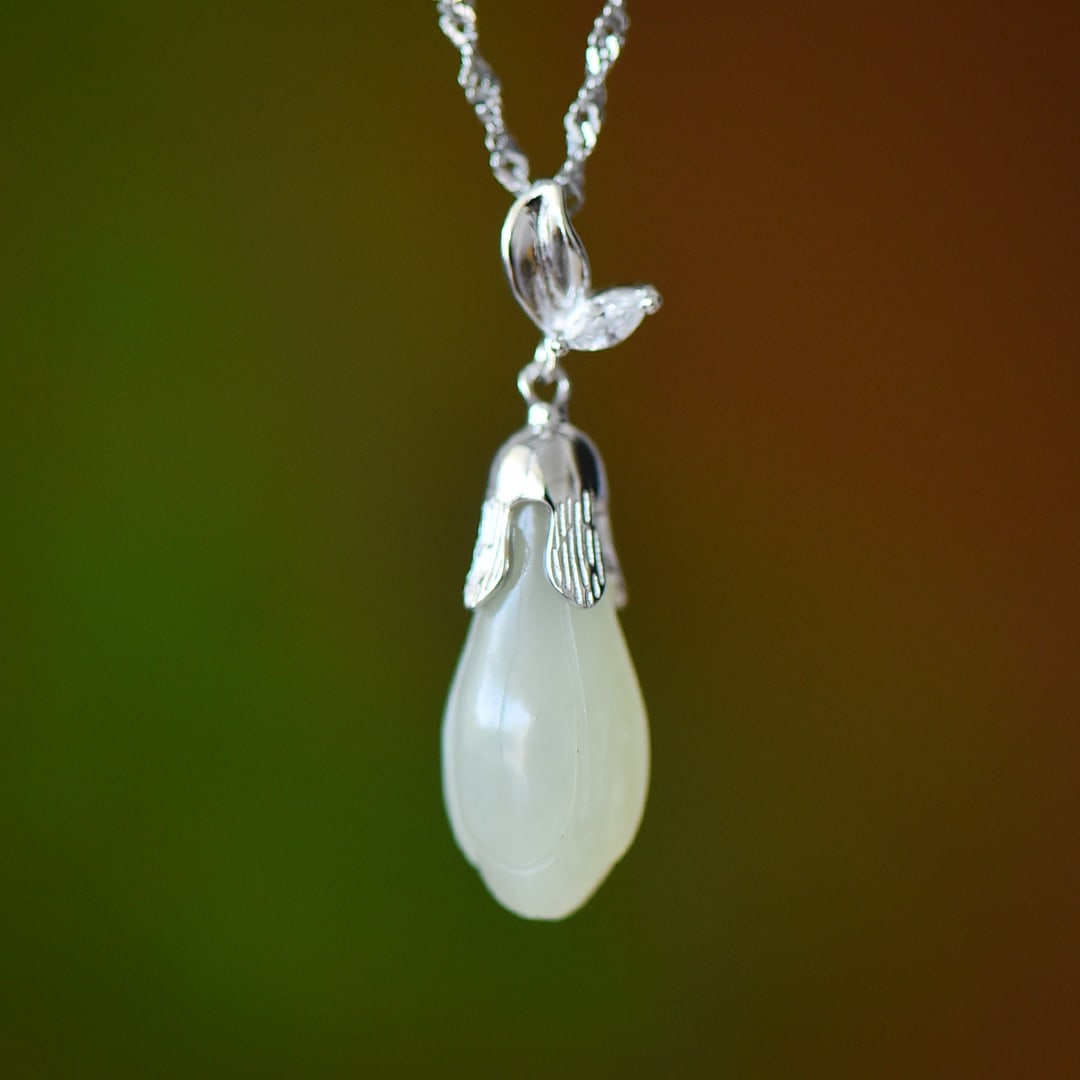 An Exquisite Sterling Silver Inlaid White Jade Pendant: An Exquisite Sterling Silver Inlaid White Jade Pendant,Size:0.4inx0.8in 纯银镶白玉吊坠