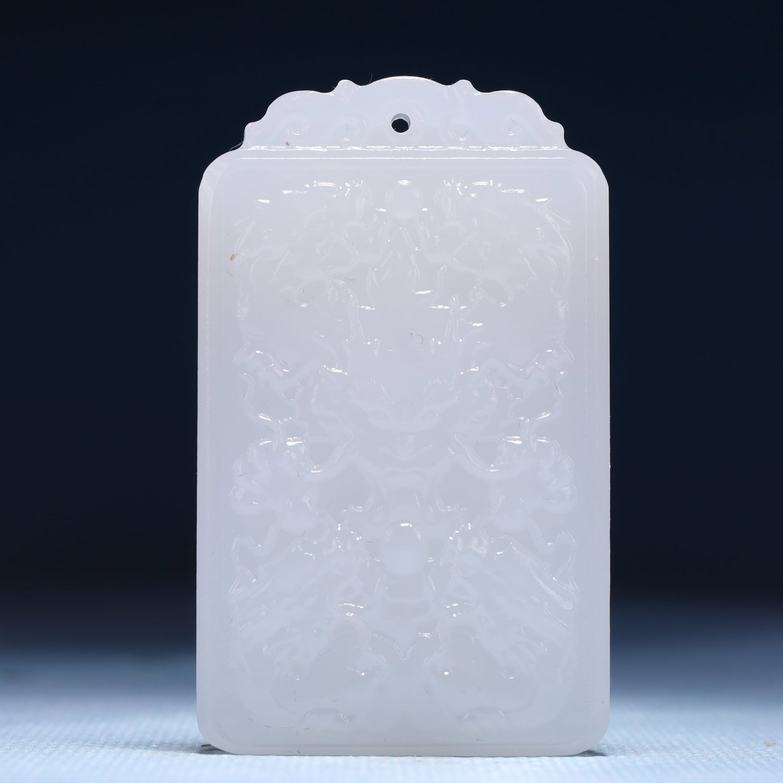 An Exquisite White Jade Dragon Pattern Pendant: An Exquisite White Jade Dragon Pattern Pendant,Size:1.4inx0.4inx2.4in,Weight:42g 白玉龙纹牌