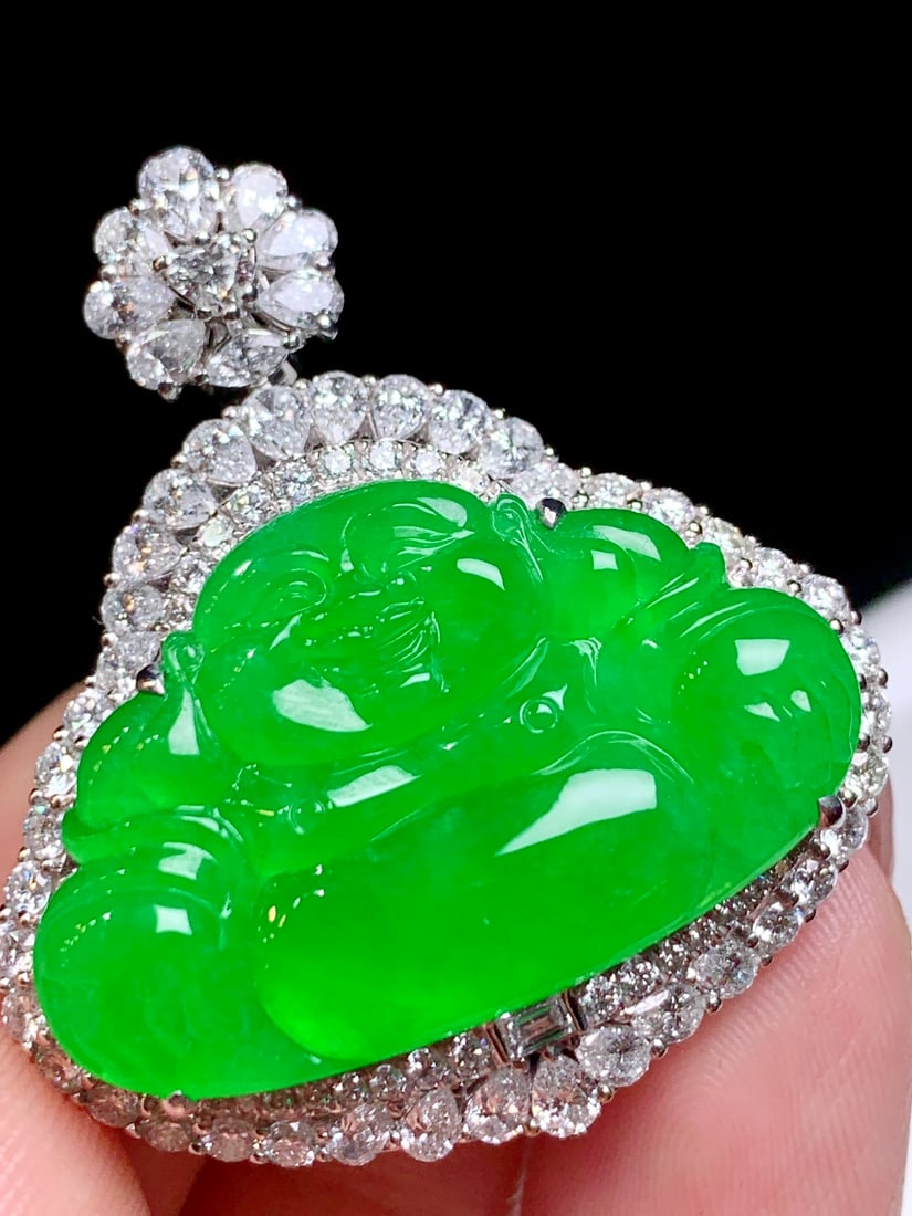 An Exquisite 18k Gold Diamond Inlaid Jadeite Pendant: An Exquisite 18k Gold Diamond Inlaid Jadeite Pendant,Size(Loose Stone):1.2inx0.8inx0.2in 18k金钻镶嵌翡翠吊坠