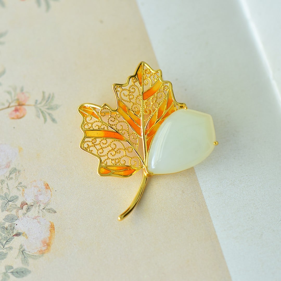 An Exquisite Sterling Silver Inlaid White Jade Brooch: An Exquisite Sterling Silver Inlaid White Jade Brooch,Size:0.6inx0.9in 纯银镶白玉胸针