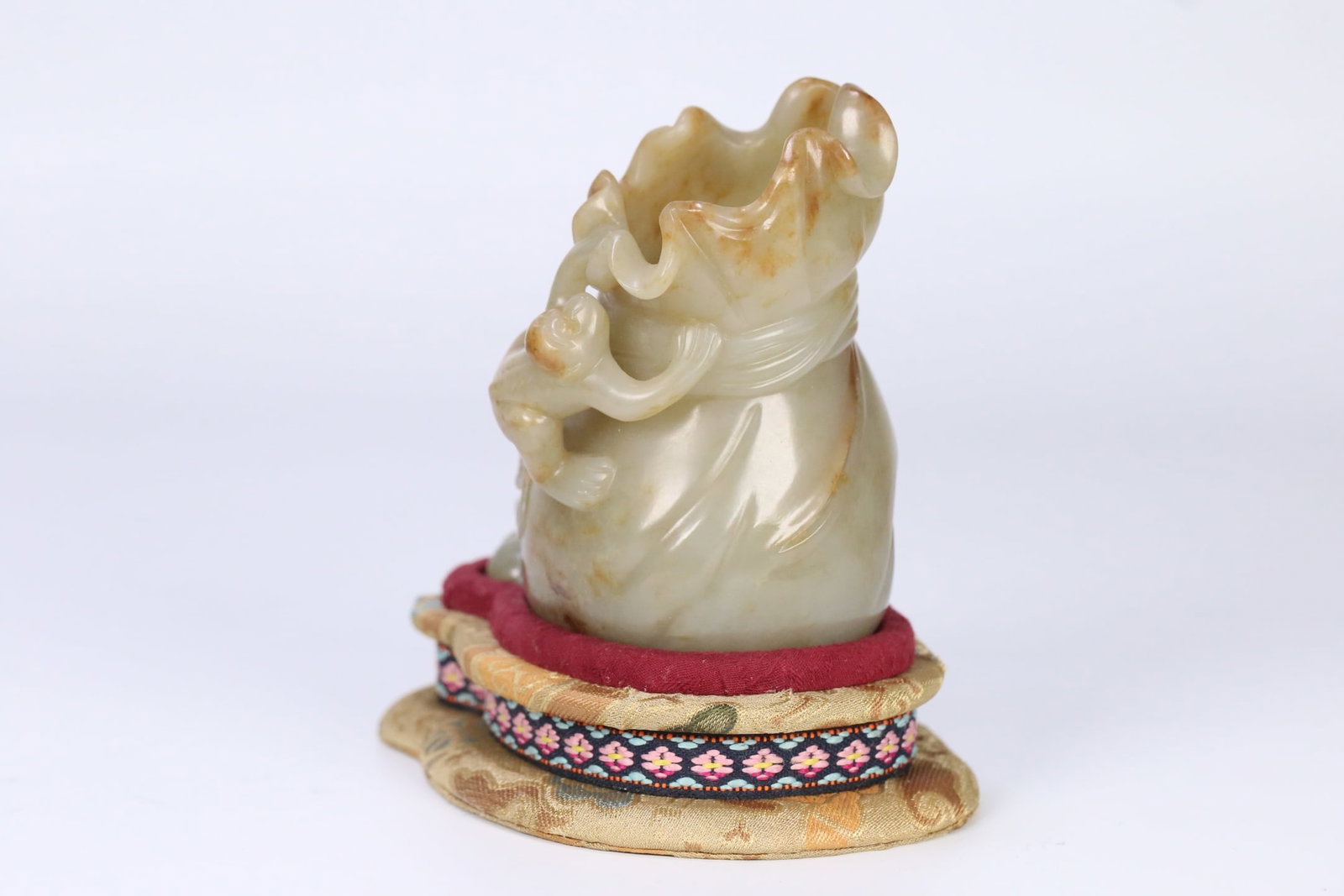 An Exquisite White Jade Monkey Pattern Vase - 3
