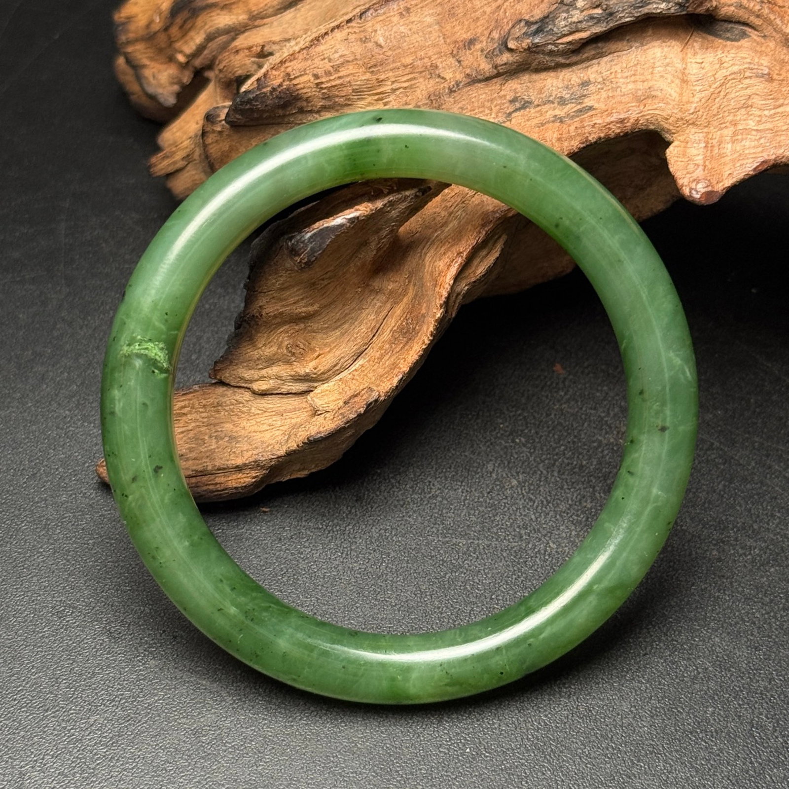 An Exquisite Jasper Bracelets: An Exquisite Jasper Bracelets,Qing Dynasty,China,Size:53mmx69mmx8mm,Weight:30g 碧玉手镯,中国清代