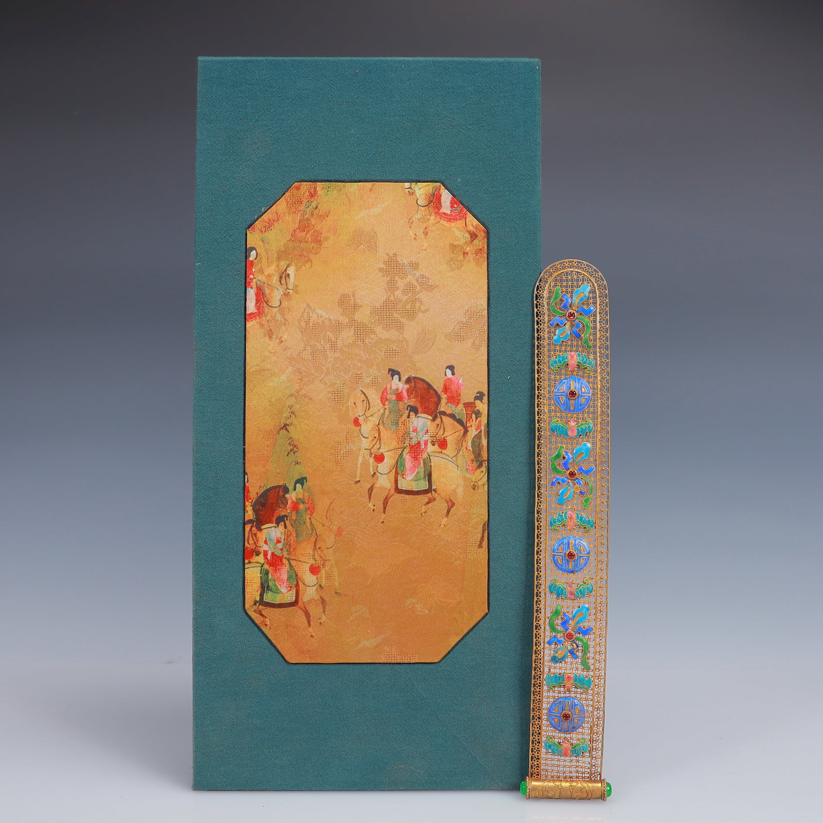 An Exquisite Filigree and Gilding Inlaid Gems Flower Pattern Headband: An Exquisite Filigree and Gilding Inlaid Gems Flower Pattern Headband,Qing Dynasty, China,Size:11.8inx1.6in,(Box)16.5inx7.9inx3.5in,Weight:88g 花丝鎏金嵌宝石&