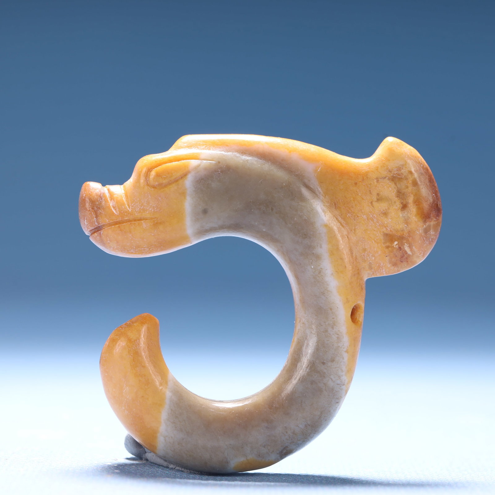 An Archaic Hongshan Culture Yellow Jade Dragon Ornament: An Archaic Hongshan Culture Yellow Jade Dragon Ornament,Ancient Time,China,Size:2.2inx0.4inx2in,Weight:35.7g 红山文化黄玉龙摆件,中国&#