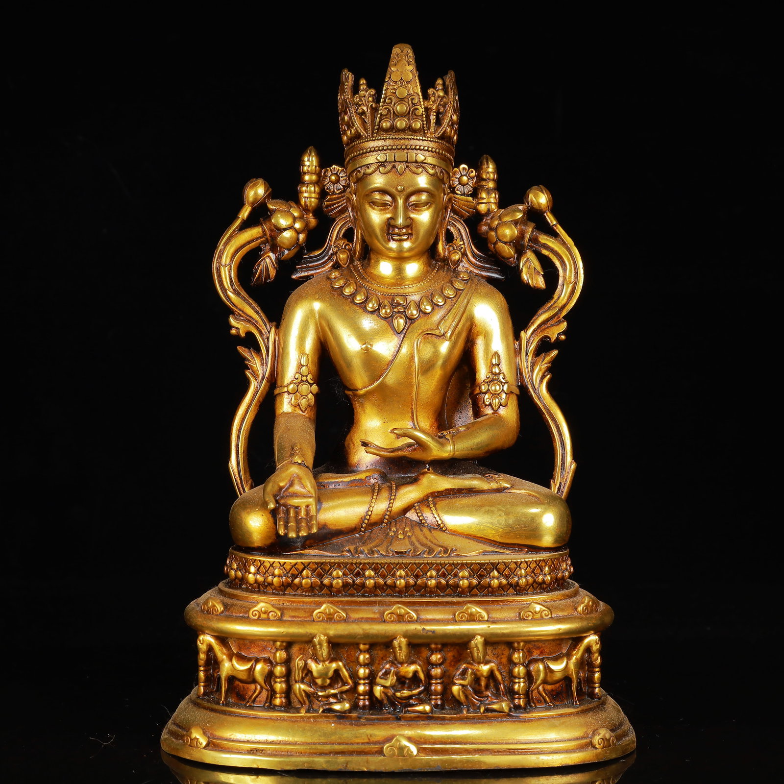 An Exquisite Gilt Bronze Statue of Amitayus: An Exquisite Gilt Bronze Statue of Amitayus,Qing Dynasty,China,Size:6.7inx5.1inx9.8in,Weight:2100g 铜鎏金无量寿佛,中国清代