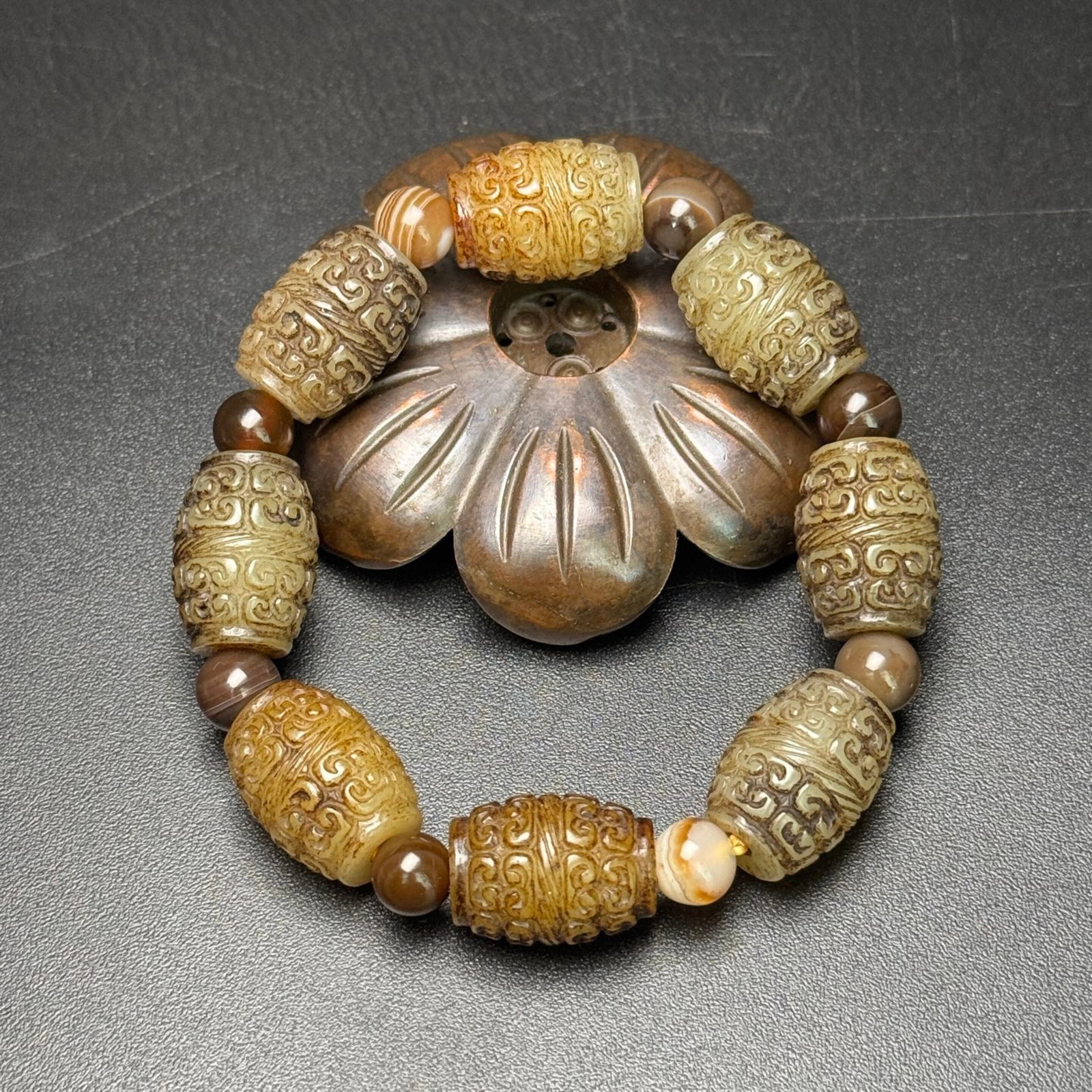 An Exquisite White Jade Ruyi Pattern Bracelets: An Exquisite White Jade Ruyi Pattern Bracelets,Qing Dynasty,China,Size:14mmx19mm,Weight:54g 白玉如意纹手串,中国清代