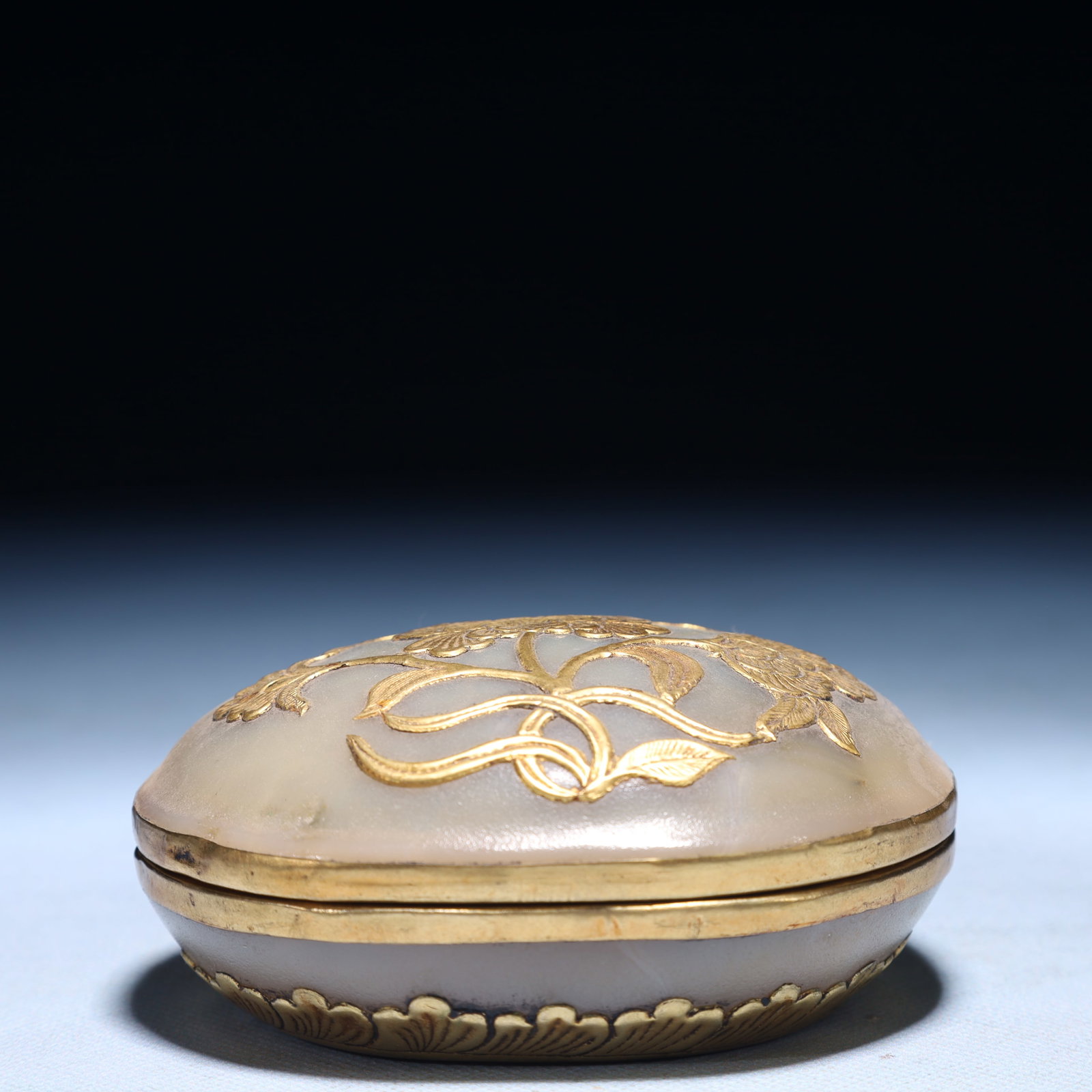 An Exquisite Agate Cover with Gold Flower Pattern Box with Cover: An Exquisite Agate Cover with Gold Flower Pattern Box with Cover,Qing Dynasty,China,Size:3.9inx3.1inx1.8in,Weight:250g 玛瑙包金花卉纹盖盒,中