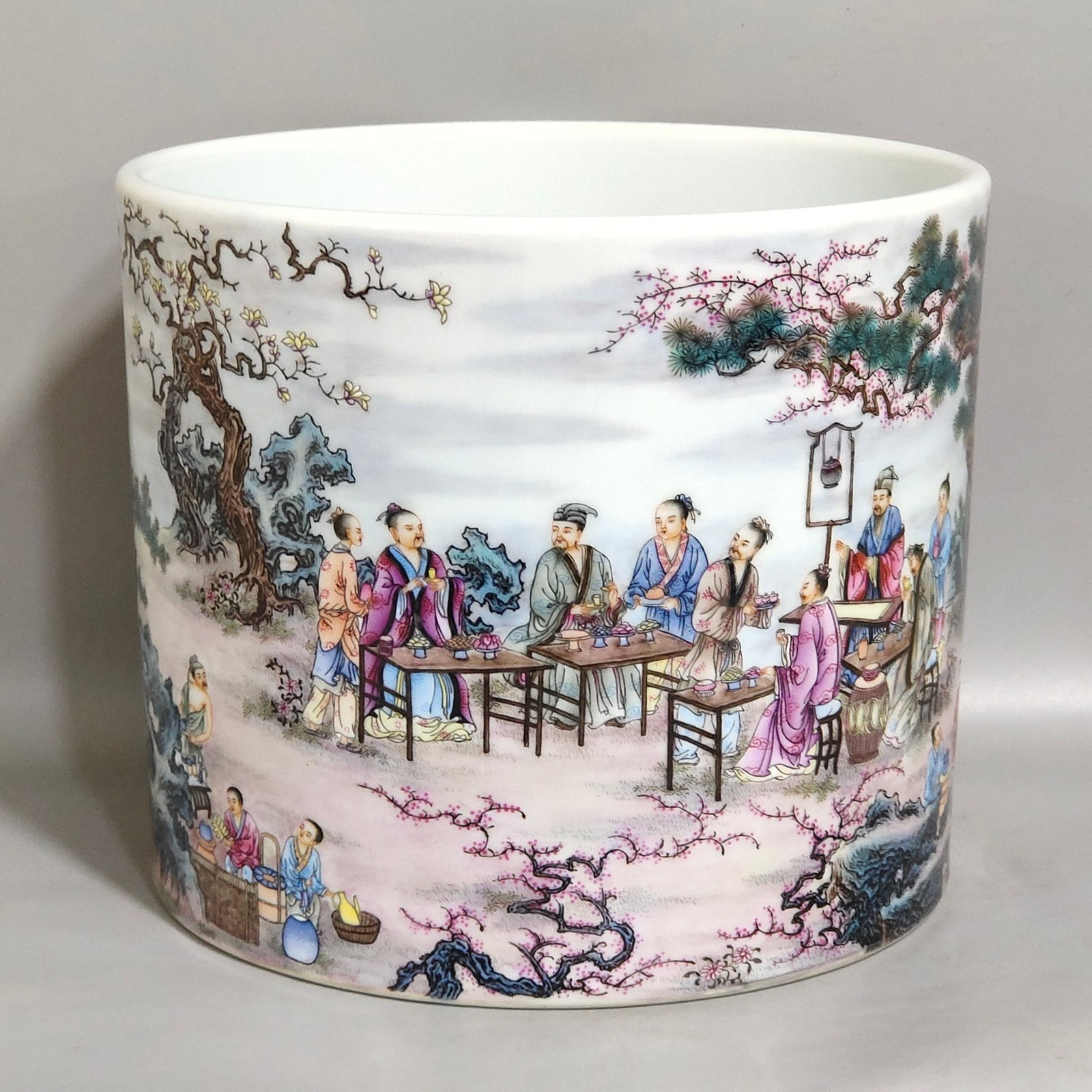An Exquisite Famille-Rose Character and Story Pattern Brush Pot: An Exquisite Famille-Rose Character and Story Pattern Brush Pot,Qing Dynasty,China,Yongzheng Six-character Mark,Size:6.5inx7.5in 粉彩人物故事纹笔筒