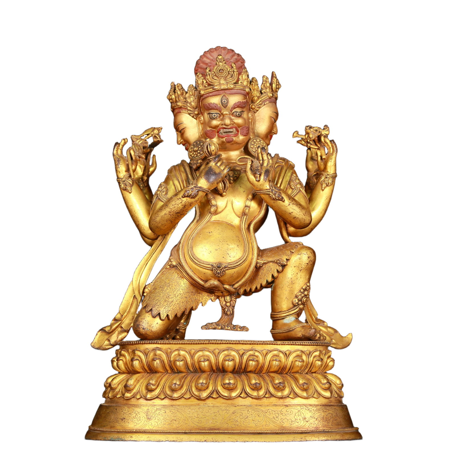 A huge gilt bronze statue of Vajra: huge gilt-bronze Vajra statue, Ming Dynasty, China. Its figure is solemn and majestic, symbolizing strong will and invincible power. At the same time, his face is solemn, and his brows reveal