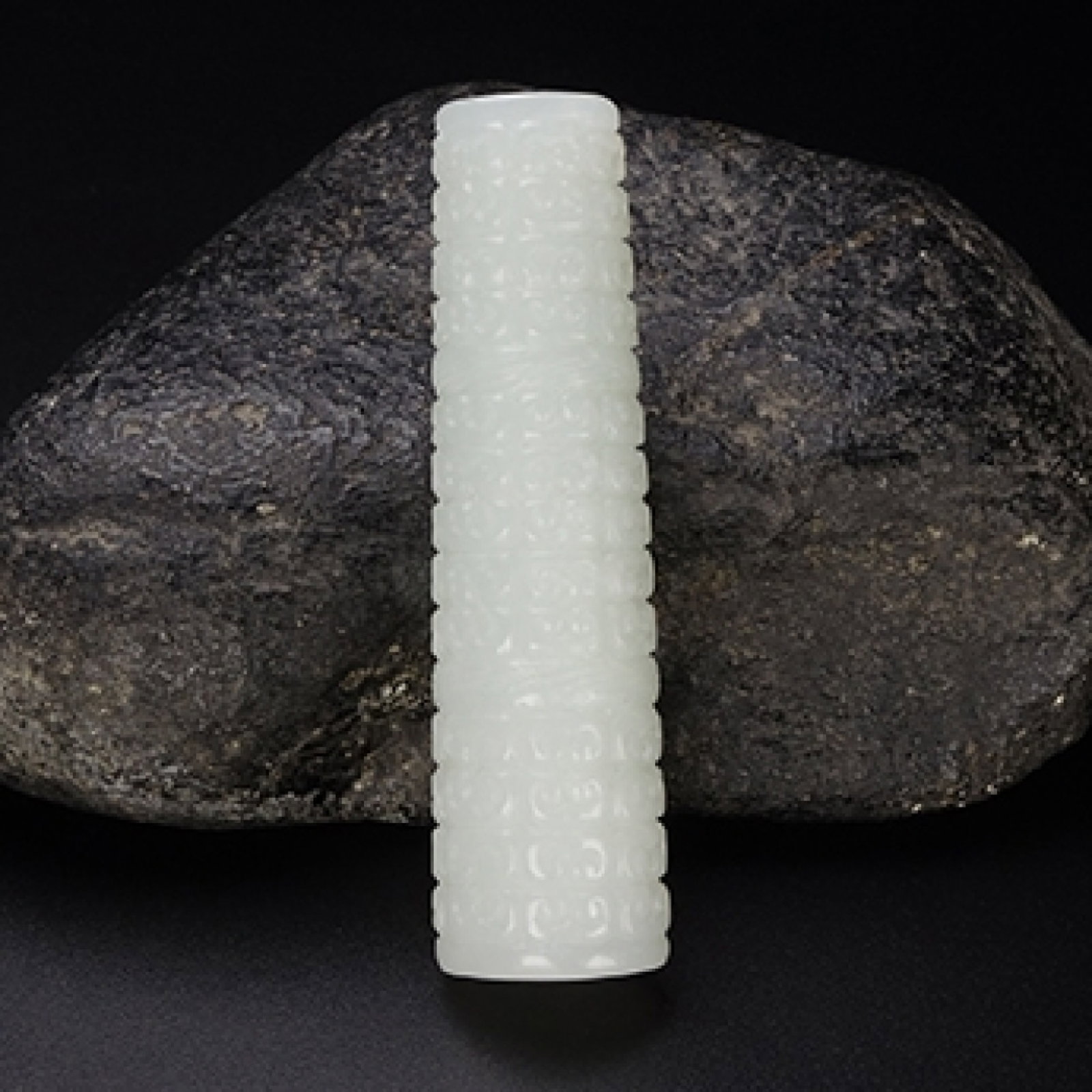 An Exquisite White Jade Ruyi Pattern Pendant: An Exquisite White Jade Ruyi Pattern Pendant,Qing Dynasty,China,Size:2.8inx0.8inx0.5in,Weight:27.9g 白玉如意纹挂件,中国清代