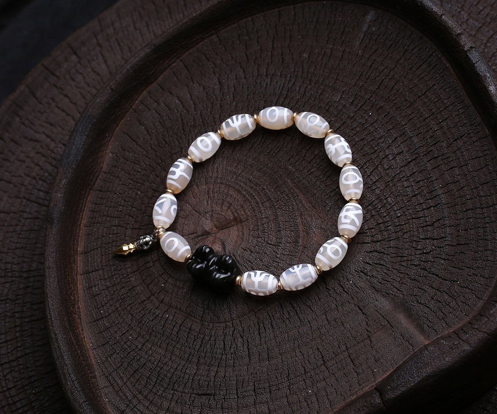An Exquisite Dzi Bead Bracelets: An Exquisite Dzi Bead Bracelets,Size:12mmx8mm,Weight:19.5g 天珠手串