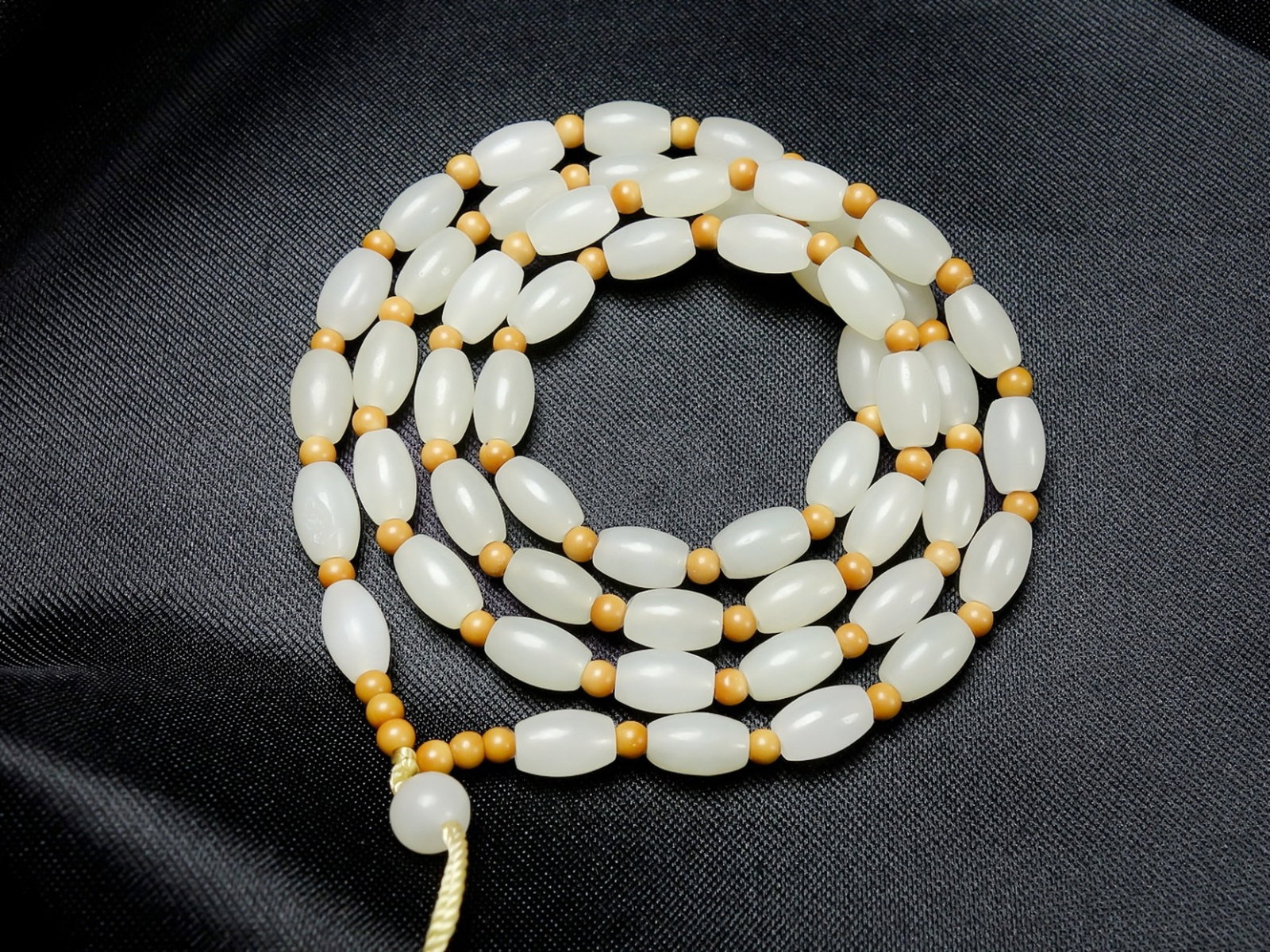 An Exquisite White Jade Necklace: An Exquisite White Jade Necklace,Size:(bead)5mmx9mm 白玉项链