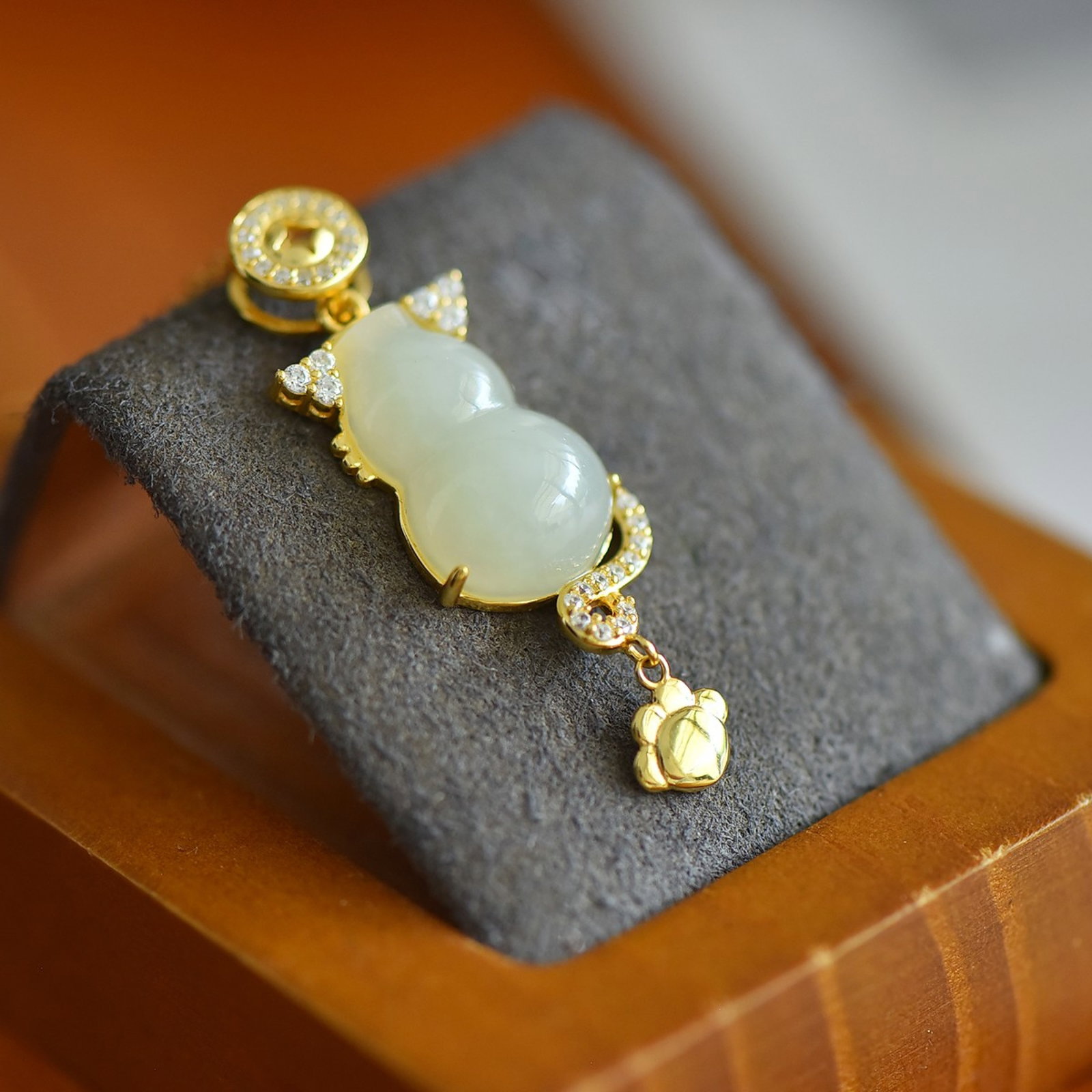An Exquisite Sterling Silver-Gold Plated Inlaid White Jade Pendant,Inlaid Diamond: An Exquisite Sterling Silver-Gold Plated Inlaid White Jade Pendant,Inlaid Diamond,Size:11mmx17mm 纯银镀金镶白玉吊坠,嵌钻石