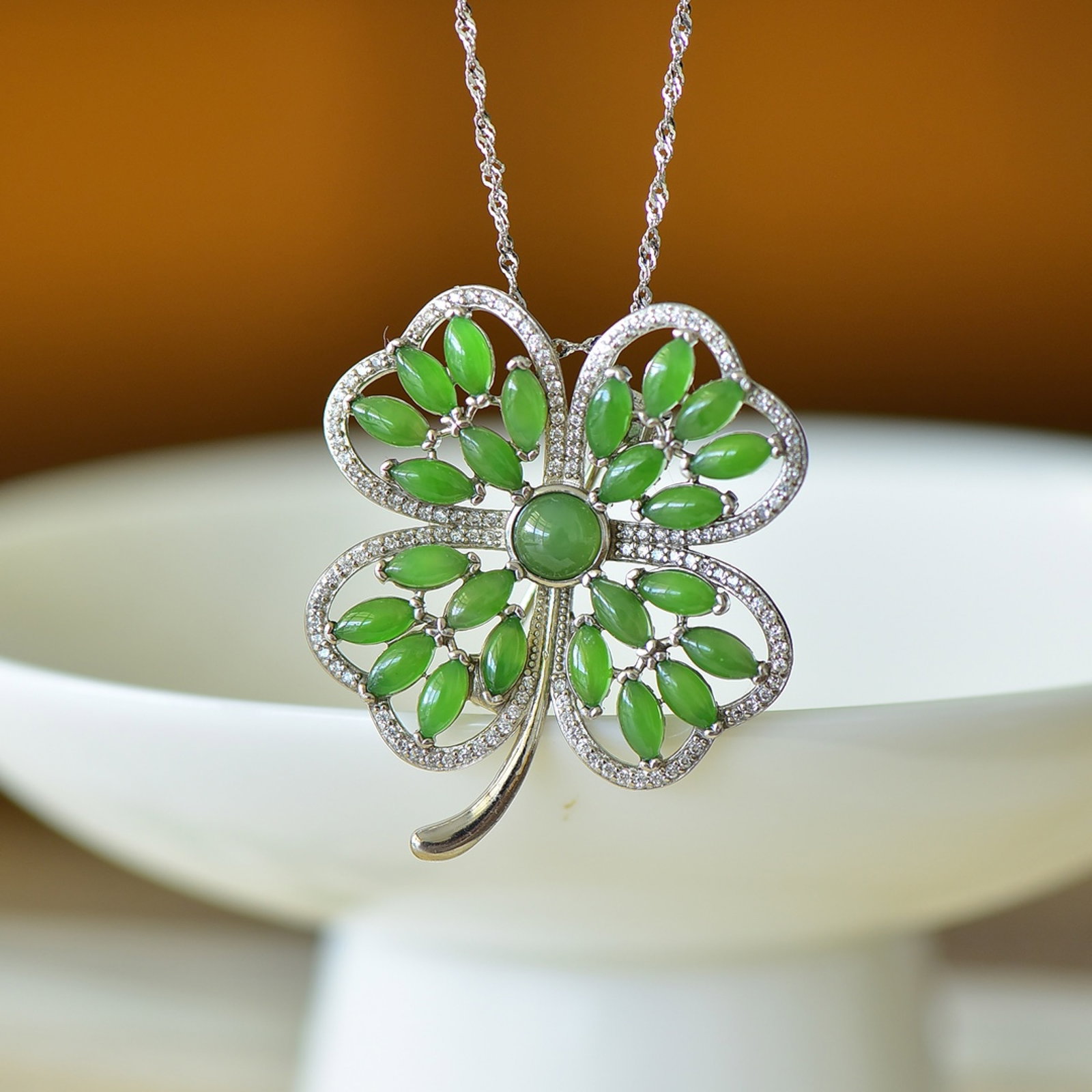 An Exquisite Sterling Silver Inlaid Jasper Pendant,Inlaid Diamond: An Exquisite Sterling Silver Inlaid Jasper Pendant,Inlaid Diamond,Size:3mmx6mm 纯银镶碧玉吊坠,嵌钻石