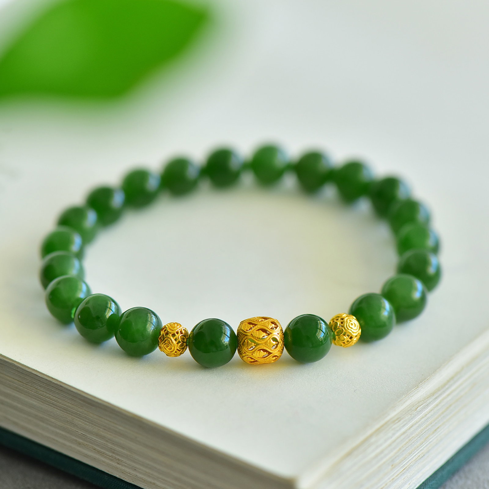 An Exquisite Jasper Bracelets: An Exquisite Jasper Bracelets,Size:8mm 寓意:好运连连『一抹碧玉翠色绕腕间,温润之感