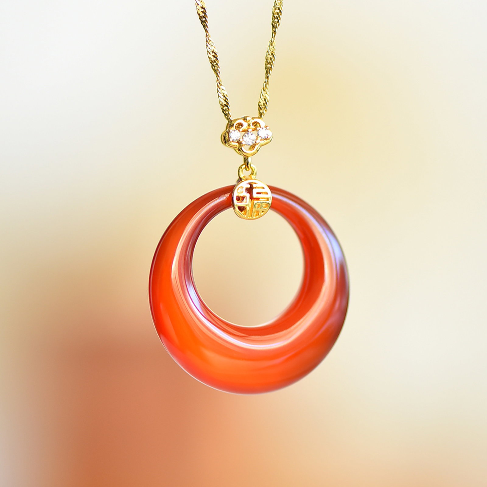 An Exquisite Sterling Silver-Gold Plated Inlaid Agate Pendant: An Exquisite Sterling Silver-Gold Plated Inlaid Agate Pendant 纯银镀金镶玛瑙吊坠