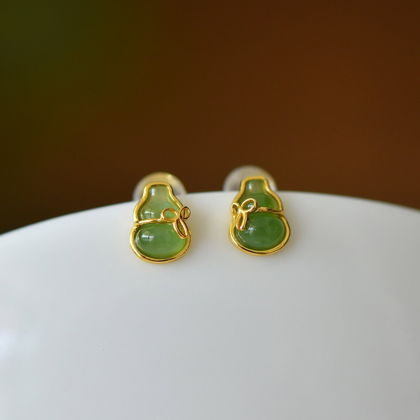 A Pair of Exquisite Sterling Silver-Gold Plated Inlaid Jasper Earrings: A Pair of Exquisite Sterling Silver-Gold Plated Inlaid Jasper Earrings,Size:5mmx7mm 一对纯银镀金镶碧玉耳钉