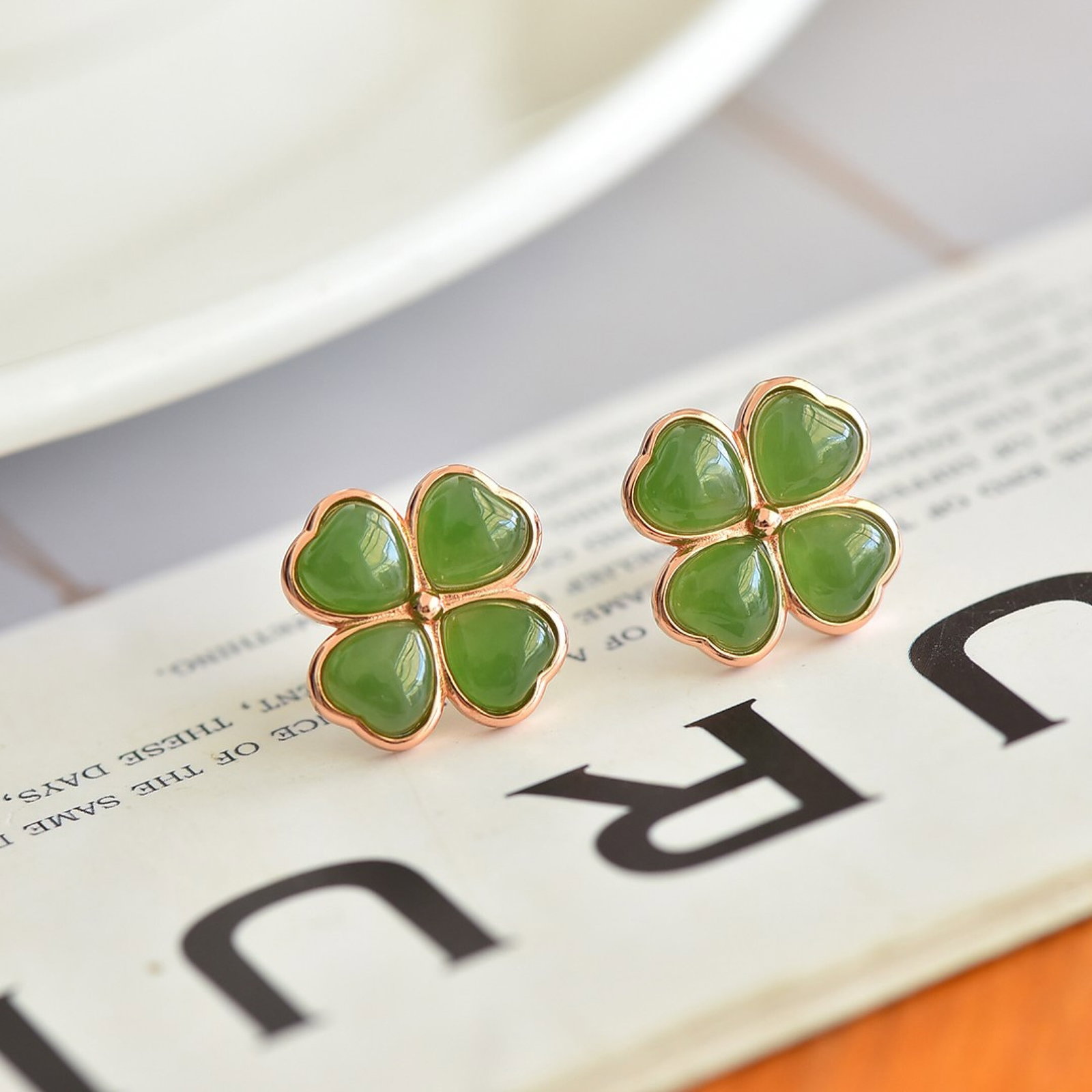 A Pair of Exquisite Sterling Silver-Gold Plated Inlaid Jasper Earrings: A Pair of Exquisite Sterling Silver-Gold Plated Inlaid Jasper Earring,Size:6mmx6mm 一对纯银镀金镶碧玉耳钉