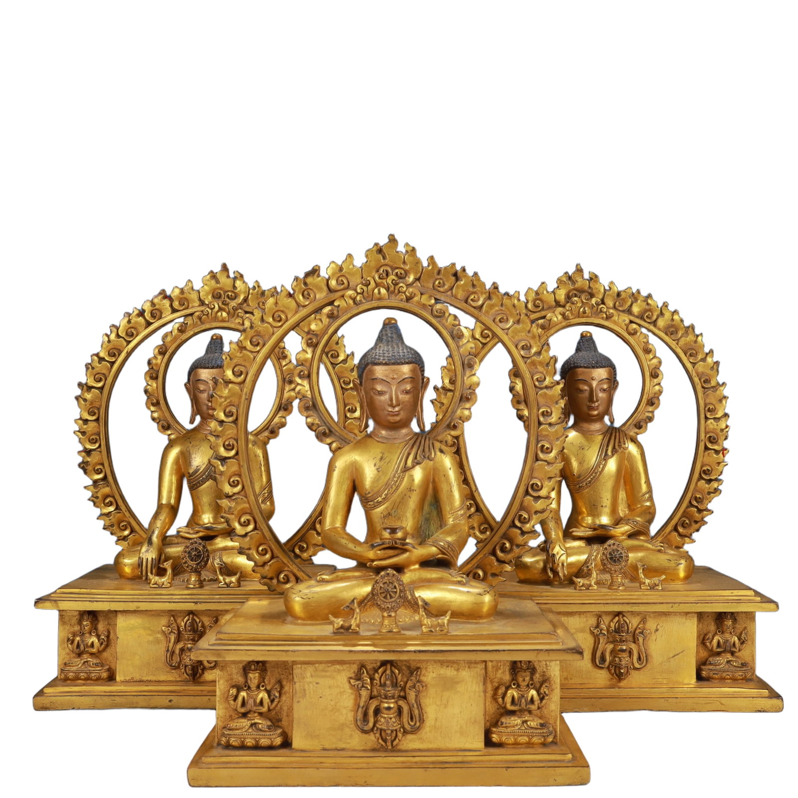 A Set of Solemn Gilt Bronze Statue of Sakyamuni: A Set of Solemn Gilt Bronze Statue of Sakyamuni,Qing Dynasty, China,Size:7.9inx9.1inx12.2in,Weight:15600g 一套铜鎏金释迦摩尼像,中Þ