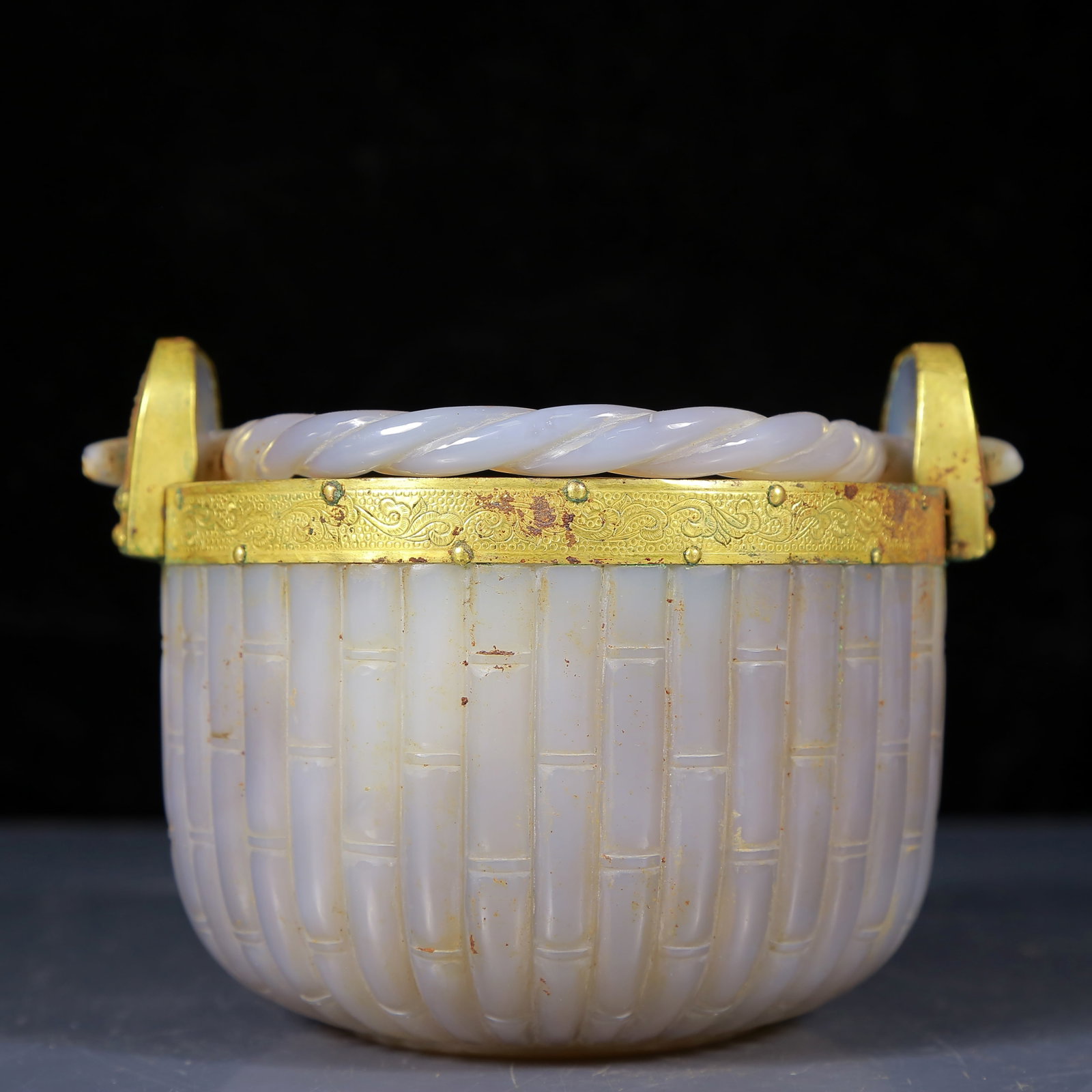An Exquisite Agate Cover with Gold Bamboo Pattern Basket (1 of 10)