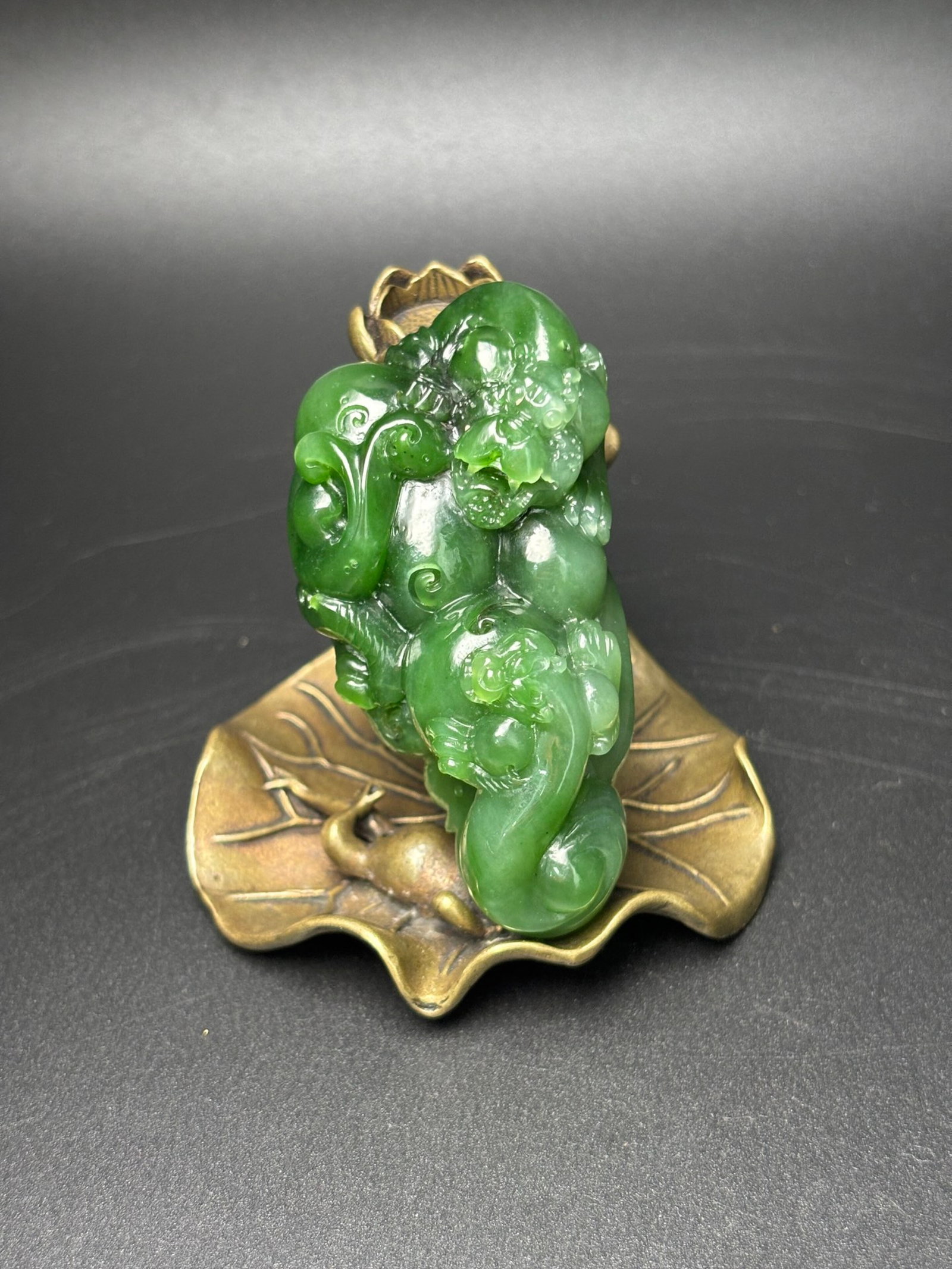 An Exquisite Jasper Dragon Pattern Hand Piece: An Exquisite Jasper Dragon Pattern Hand Piece,Qing Dynasty,China,Size:71mmx36mmx26mm,Weight:89g 碧玉龙纹手把件,中国清代