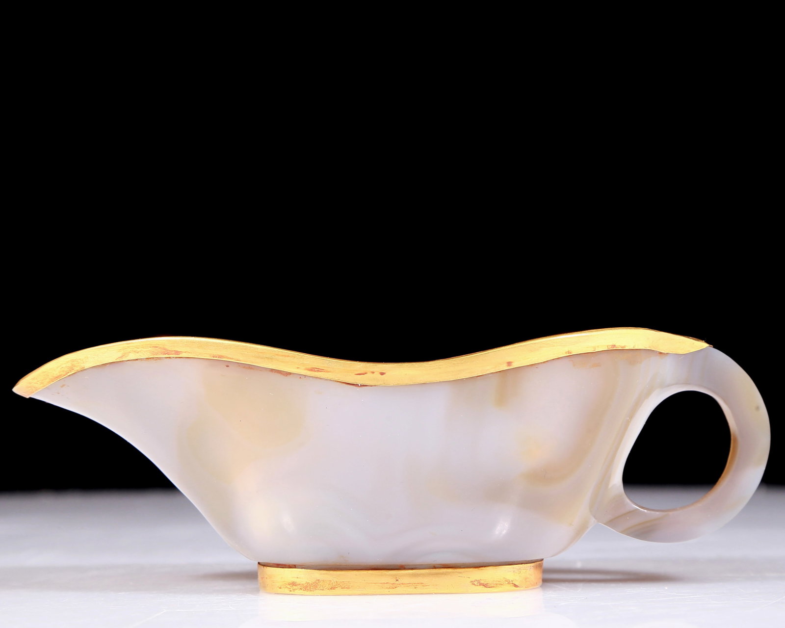 An exquisite agate gold-covered ewer: An exquisite agate ewer covered with gold, Qing Dynasty, China, Size: 5.8inx2.5inx1.8in Weight: 115g 玛瑙包金执壶，中国清代