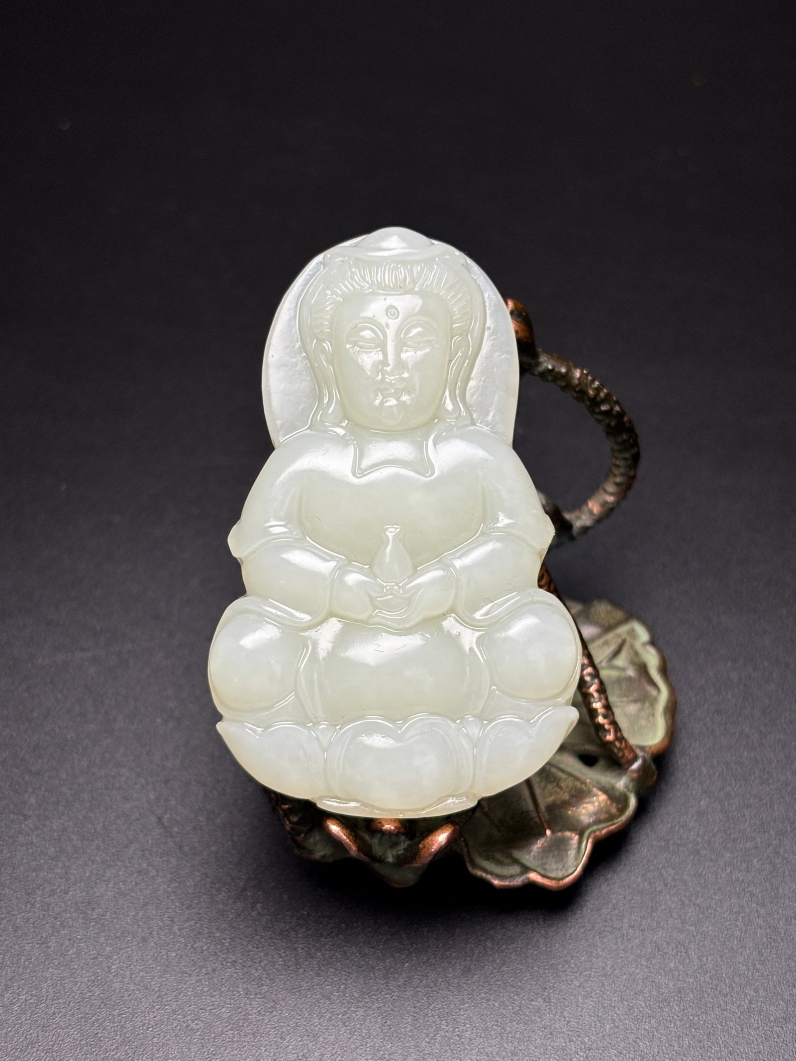 An Exquisite White Jade Statue of Avalokitesvara Pendant: An Exquisite White Jade Statue of Avalokitesvara Pendant,Qing Dynasty,China,Size:38mmx60mmx10mm,Weight:36g 白玉观音像挂件,中国清代