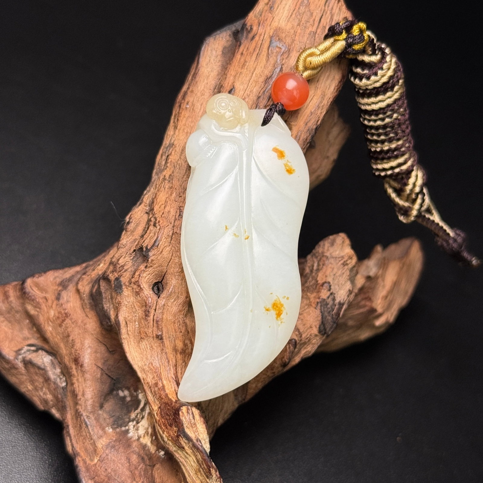 An Exquisite White Jade Leaf Pendant: An Exquisite White Jade Leaf Pendant,Qing Dynasty,China,Size:61mmx26mmx10mm,Weight:26g 白玉树叶挂件,中国清代