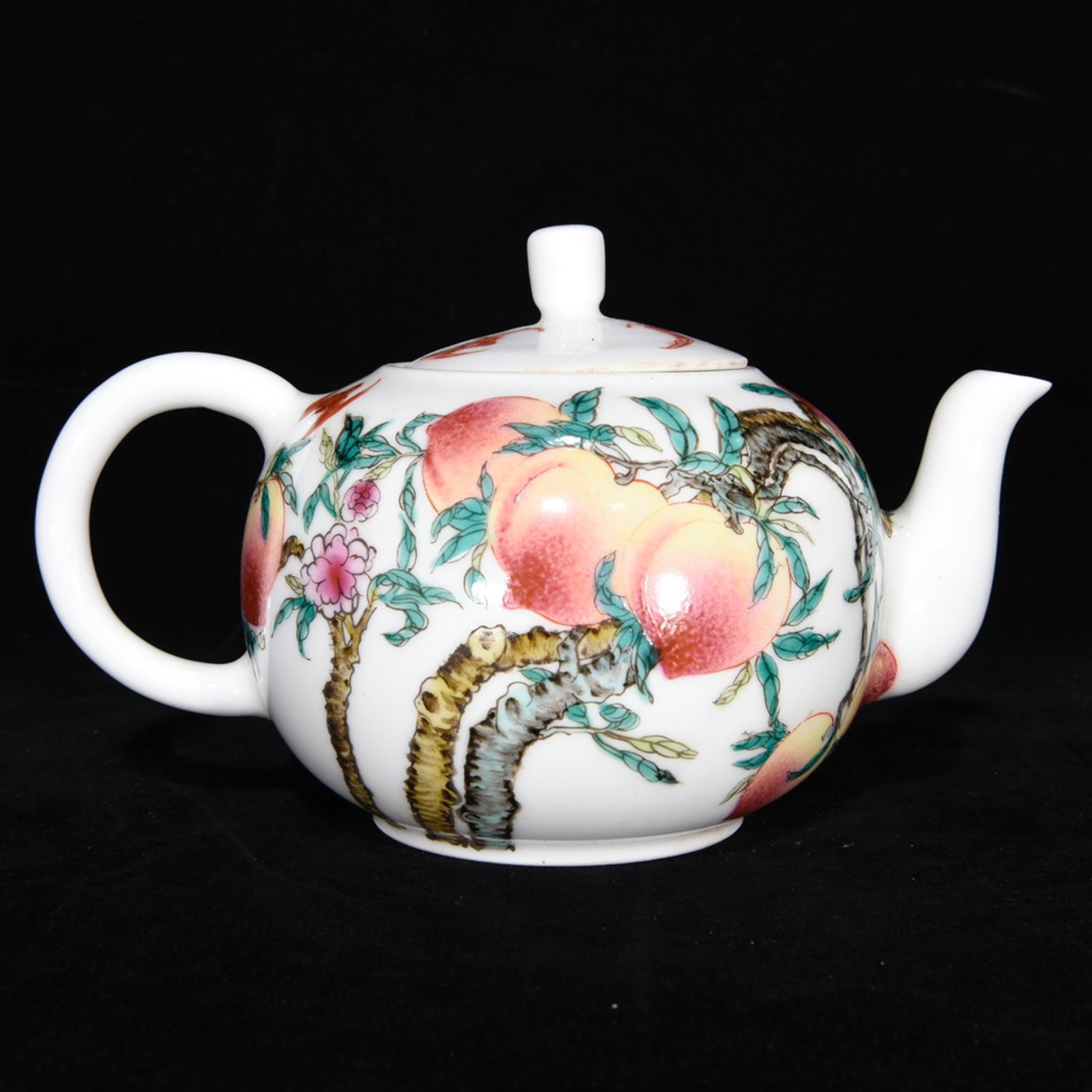 An Exquisite Famille-Rose Bats and Peach Pattern Ewer: An Exquisite Famille-Rose Bats and Peach Pattern Ewer,Qing Dynasty, China,Guangxu Six-character Mark,Size:4.7inx7.5in