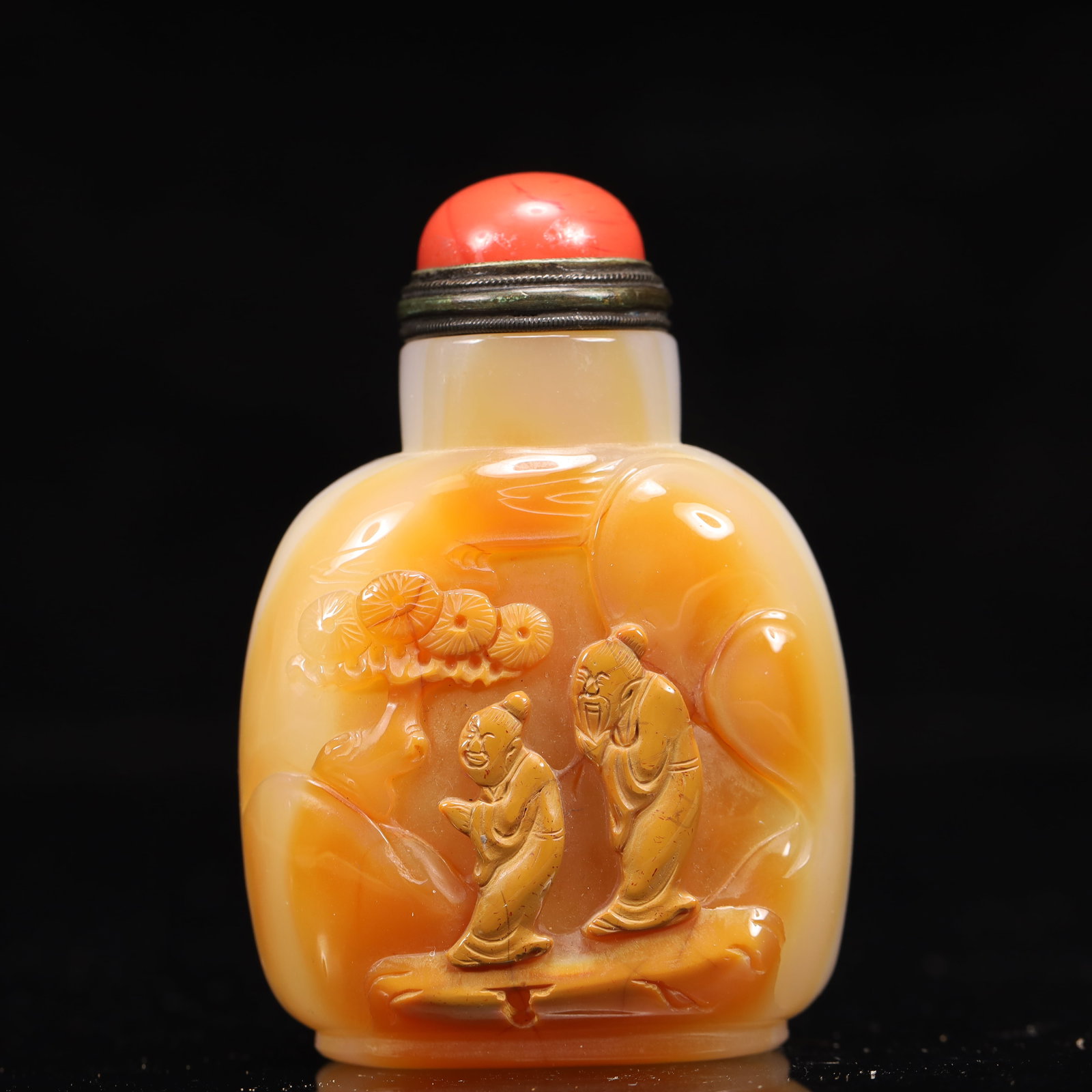 An Exquisite Agate Figure Pattern Snuff Bottle: An Exquisite Agate Figure Pattern Snuff Bottle,Qing Dynasty, China,Size:2.2inx1.2inx3.1in,Weight:102g 玛瑙人物纹鼻烟壶,中国清代