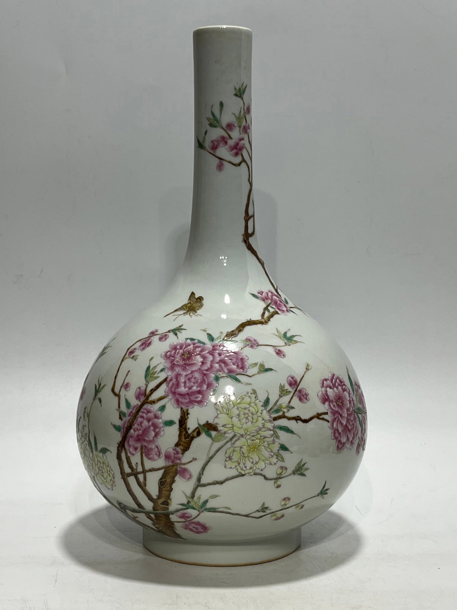 A Rare Famille-Rose Flower and Butterfly Pattern Vase: A Rare Famille-Rose Flower and Butterfly Pattern Vase,Qing Dynasty,China,Yongzheng Six-character Mark,Size:14.6in 粉彩花卉蝴蝶纹瓶,中国ę